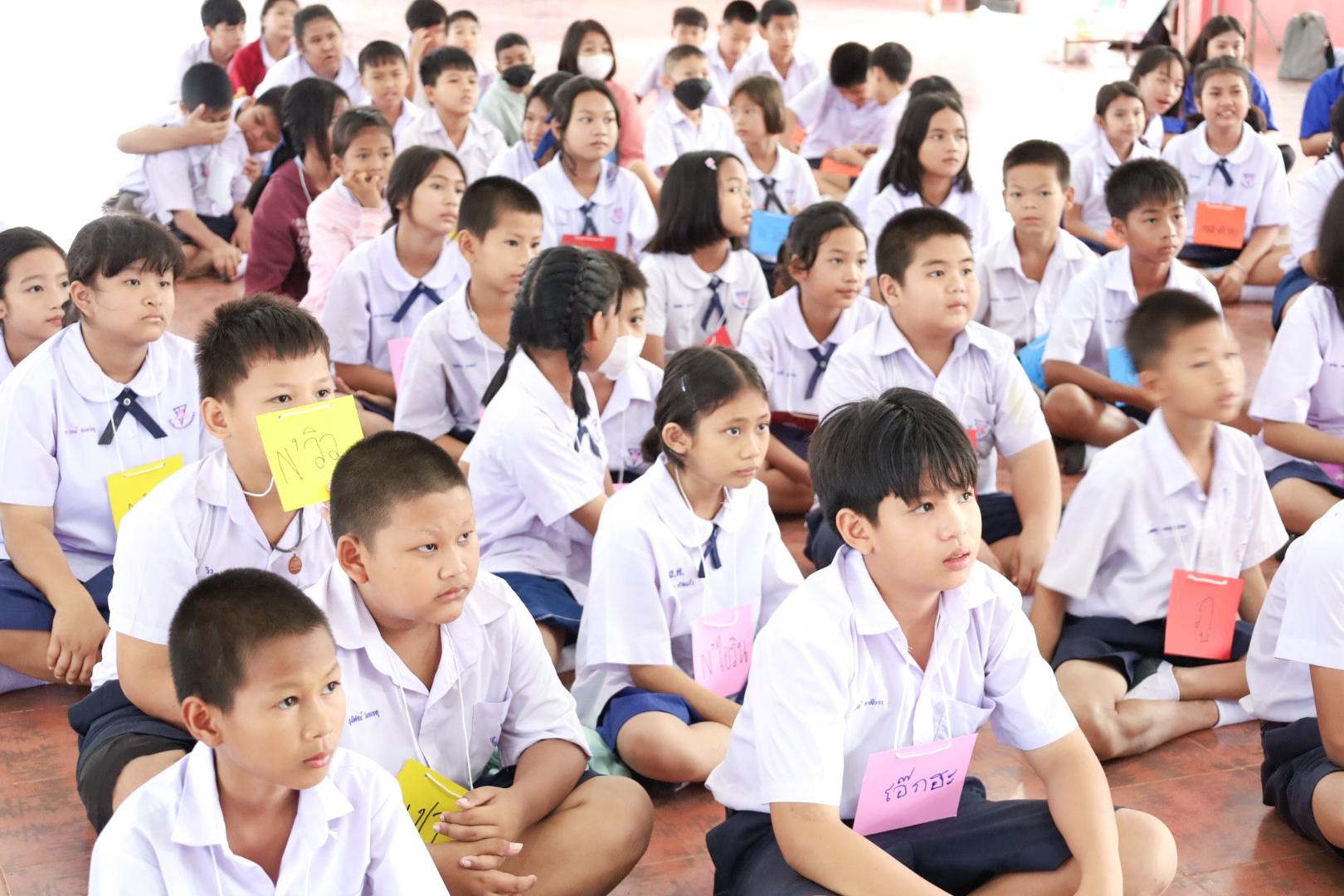 45. วันที่ 26 พฤศจิกายน 2567 ผศ. ศุภวัฒน์ วิสิฐศิริกุล ดร. ธิดารัตน์ พรหมมาและ ผศ.ดร. ปราณี เลิศแก้ว ได้นำนักศึกษาชั้นปีที่ 3 จัดค่ายสเต็มศึกษา (STEM) ณ โรงเรียนอนุบาลคลองขลุง ต.ท่ามะเขือ อ.คลองขลุง จ.กำแพงเพชร