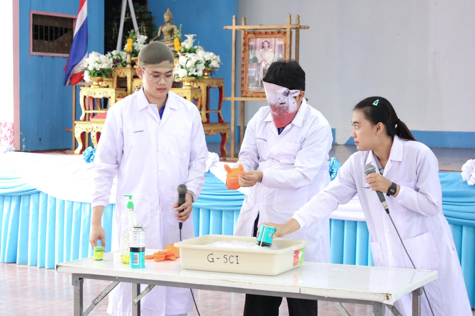 53. วันที่ 26 พฤศจิกายน 2567 ผศ. ศุภวัฒน์ วิสิฐศิริกุล ดร. ธิดารัตน์ พรหมมาและ ผศ.ดร. ปราณี เลิศแก้ว ได้นำนักศึกษาชั้นปีที่ 3 จัดค่ายสเต็มศึกษา (STEM) ณ โรงเรียนอนุบาลคลองขลุง ต.ท่ามะเขือ อ.คลองขลุง จ.กำแพงเพชร