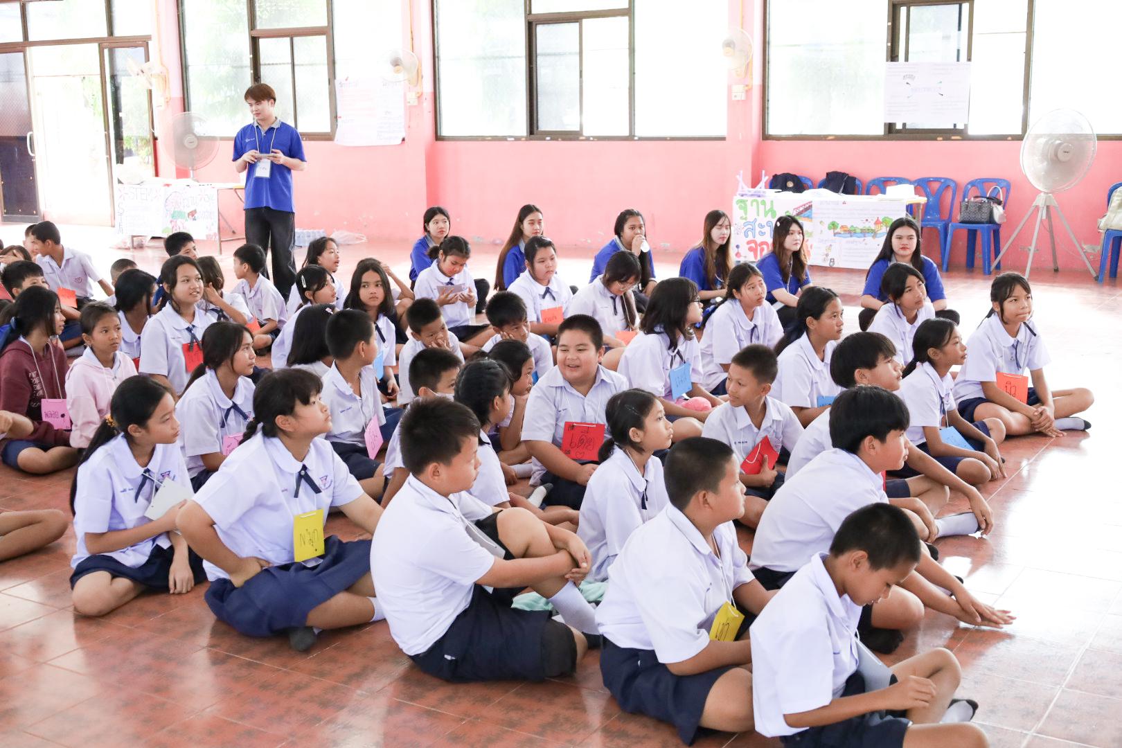 61. วันที่ 26 พฤศจิกายน 2567 ผศ. ศุภวัฒน์ วิสิฐศิริกุล ดร. ธิดารัตน์ พรหมมาและ ผศ.ดร. ปราณี เลิศแก้ว ได้นำนักศึกษาชั้นปีที่ 3 จัดค่ายสเต็มศึกษา (STEM) ณ โรงเรียนอนุบาลคลองขลุง ต.ท่ามะเขือ อ.คลองขลุง จ.กำแพงเพชร