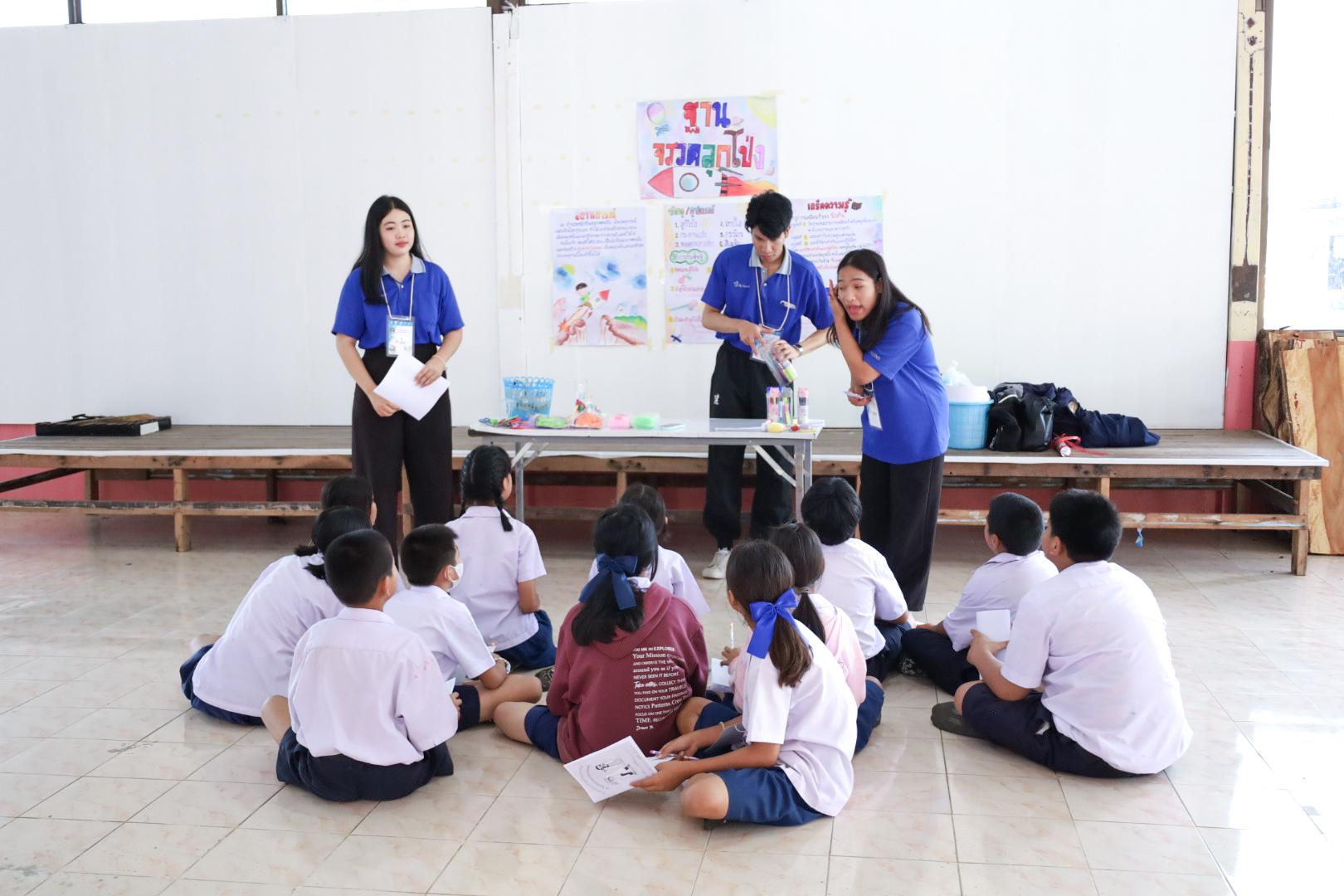 67. วันที่ 26 พฤศจิกายน 2567 ผศ. ศุภวัฒน์ วิสิฐศิริกุล ดร. ธิดารัตน์ พรหมมาและ ผศ.ดร. ปราณี เลิศแก้ว ได้นำนักศึกษาชั้นปีที่ 3 จัดค่ายสเต็มศึกษา (STEM) ณ โรงเรียนอนุบาลคลองขลุง ต.ท่ามะเขือ อ.คลองขลุง จ.กำแพงเพชร