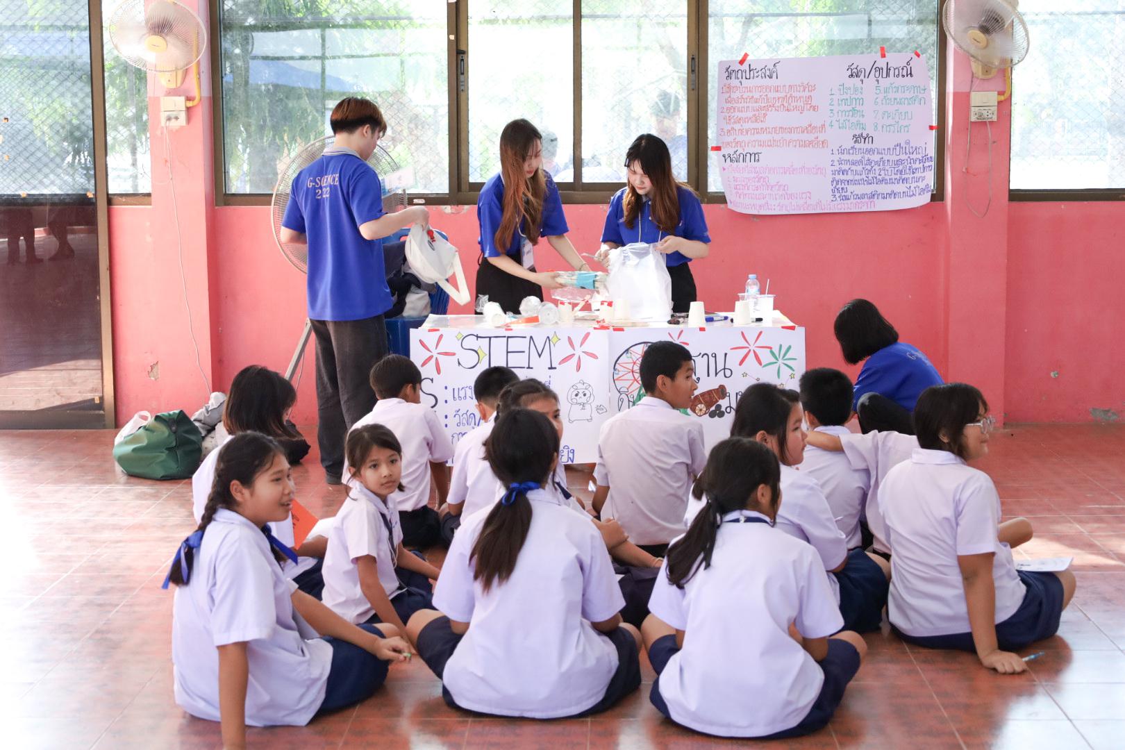 69. วันที่ 26 พฤศจิกายน 2567 ผศ. ศุภวัฒน์ วิสิฐศิริกุล ดร. ธิดารัตน์ พรหมมาและ ผศ.ดร. ปราณี เลิศแก้ว ได้นำนักศึกษาชั้นปีที่ 3 จัดค่ายสเต็มศึกษา (STEM) ณ โรงเรียนอนุบาลคลองขลุง ต.ท่ามะเขือ อ.คลองขลุง จ.กำแพงเพชร