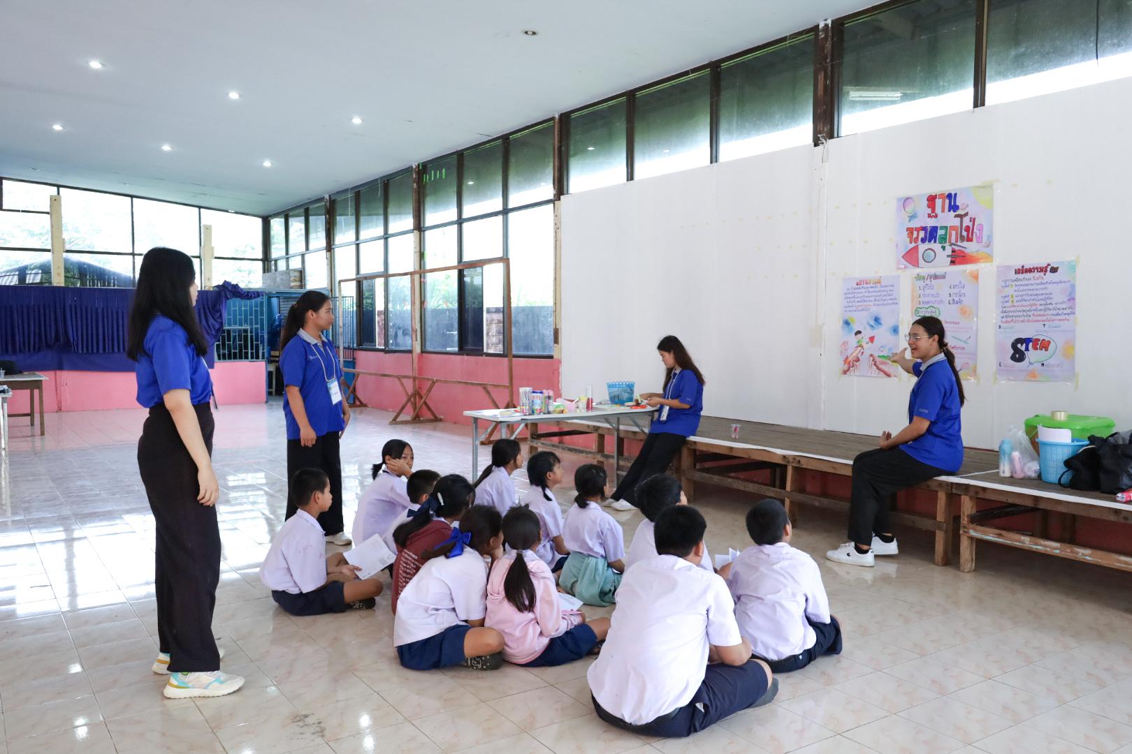 71. วันที่ 26 พฤศจิกายน 2567 ผศ. ศุภวัฒน์ วิสิฐศิริกุล ดร. ธิดารัตน์ พรหมมาและ ผศ.ดร. ปราณี เลิศแก้ว ได้นำนักศึกษาชั้นปีที่ 3 จัดค่ายสเต็มศึกษา (STEM) ณ โรงเรียนอนุบาลคลองขลุง ต.ท่ามะเขือ อ.คลองขลุง จ.กำแพงเพชร