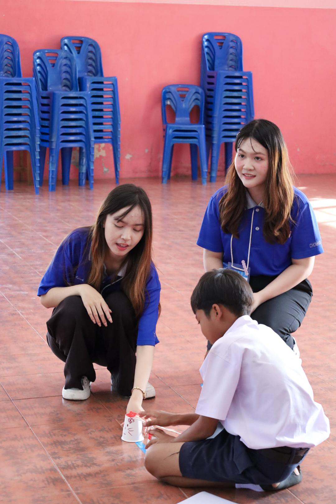 75. วันที่ 26 พฤศจิกายน 2567 ผศ. ศุภวัฒน์ วิสิฐศิริกุล ดร. ธิดารัตน์ พรหมมาและ ผศ.ดร. ปราณี เลิศแก้ว ได้นำนักศึกษาชั้นปีที่ 3 จัดค่ายสเต็มศึกษา (STEM) ณ โรงเรียนอนุบาลคลองขลุง ต.ท่ามะเขือ อ.คลองขลุง จ.กำแพงเพชร