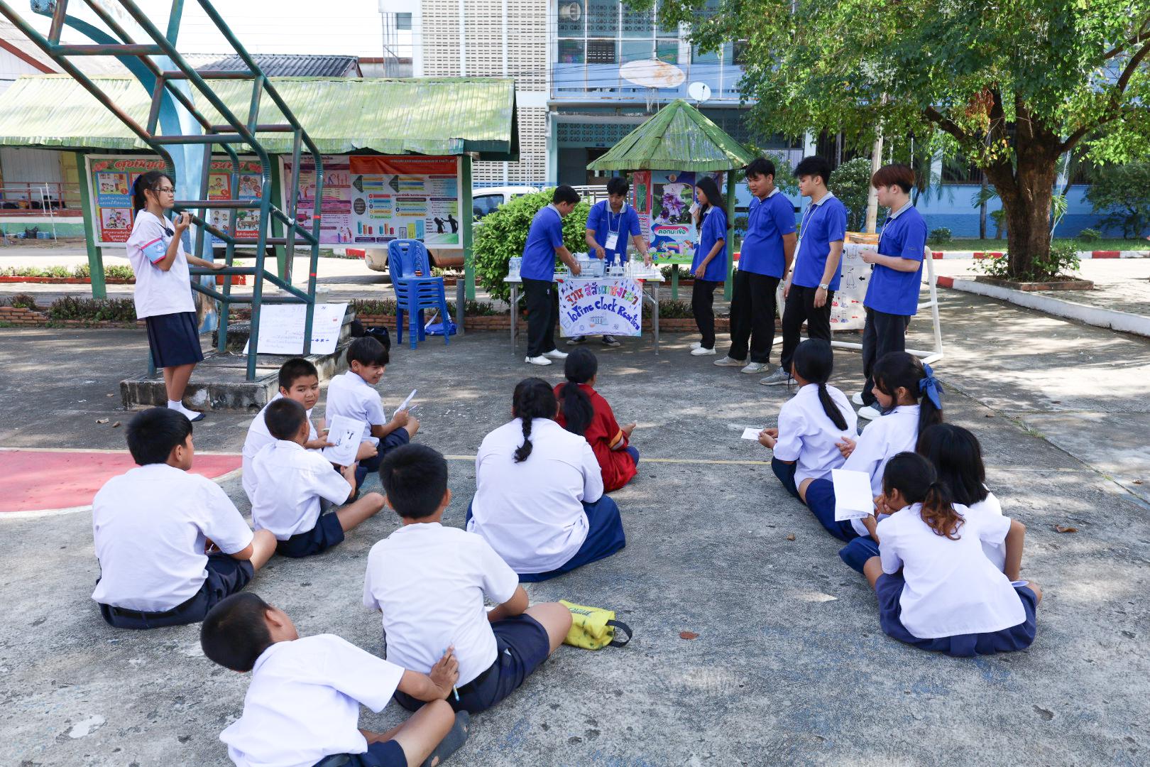 79. วันที่ 26 พฤศจิกายน 2567 ผศ. ศุภวัฒน์ วิสิฐศิริกุล ดร. ธิดารัตน์ พรหมมาและ ผศ.ดร. ปราณี เลิศแก้ว ได้นำนักศึกษาชั้นปีที่ 3 จัดค่ายสเต็มศึกษา (STEM) ณ โรงเรียนอนุบาลคลองขลุง ต.ท่ามะเขือ อ.คลองขลุง จ.กำแพงเพชร