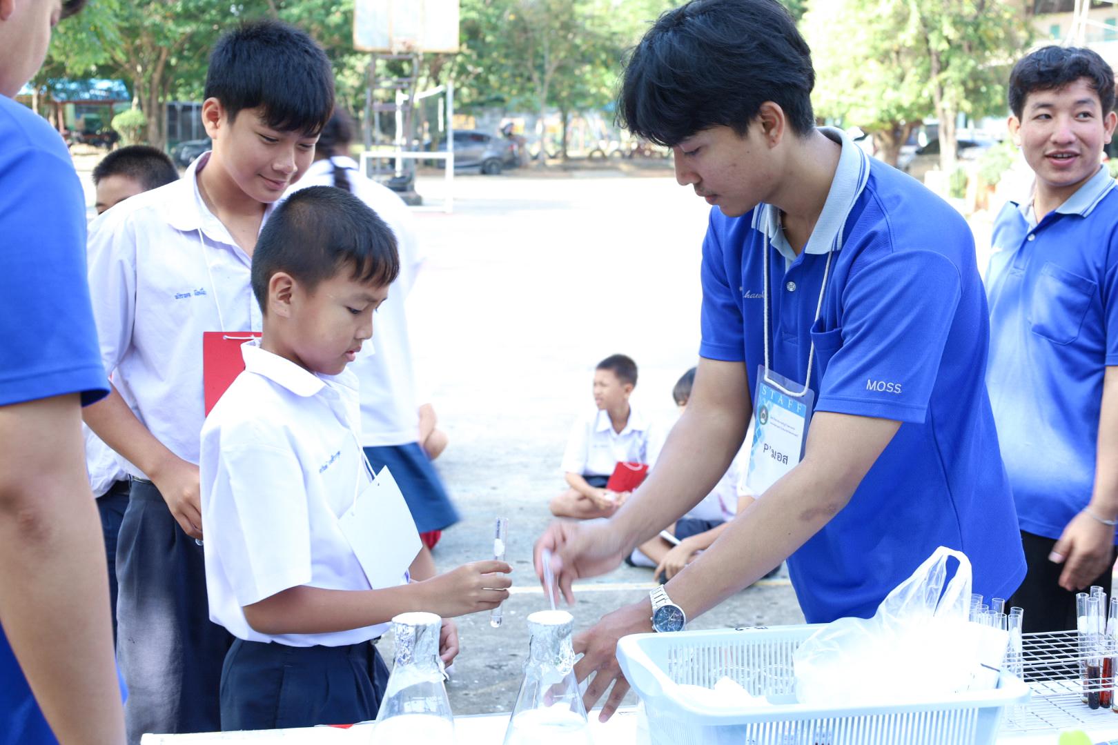 81. วันที่ 26 พฤศจิกายน 2567 ผศ. ศุภวัฒน์ วิสิฐศิริกุล ดร. ธิดารัตน์ พรหมมาและ ผศ.ดร. ปราณี เลิศแก้ว ได้นำนักศึกษาชั้นปีที่ 3 จัดค่ายสเต็มศึกษา (STEM) ณ โรงเรียนอนุบาลคลองขลุง ต.ท่ามะเขือ อ.คลองขลุง จ.กำแพงเพชร