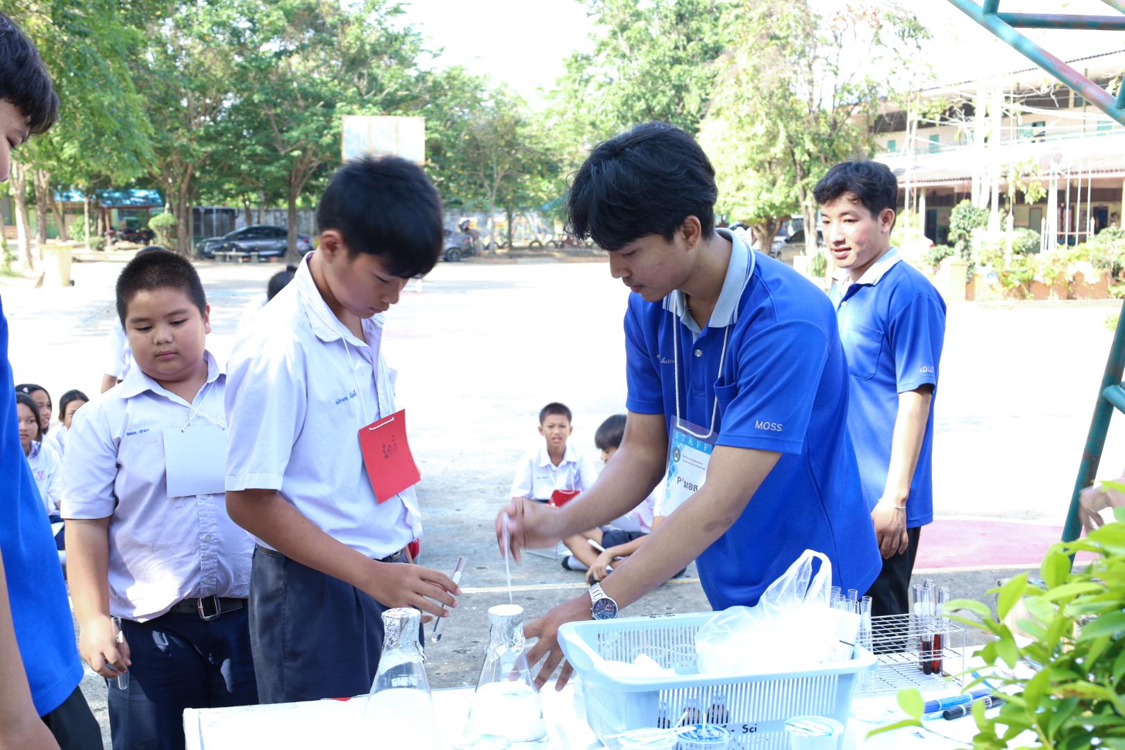 82. วันที่ 26 พฤศจิกายน 2567 ผศ. ศุภวัฒน์ วิสิฐศิริกุล ดร. ธิดารัตน์ พรหมมาและ ผศ.ดร. ปราณี เลิศแก้ว ได้นำนักศึกษาชั้นปีที่ 3 จัดค่ายสเต็มศึกษา (STEM) ณ โรงเรียนอนุบาลคลองขลุง ต.ท่ามะเขือ อ.คลองขลุง จ.กำแพงเพชร