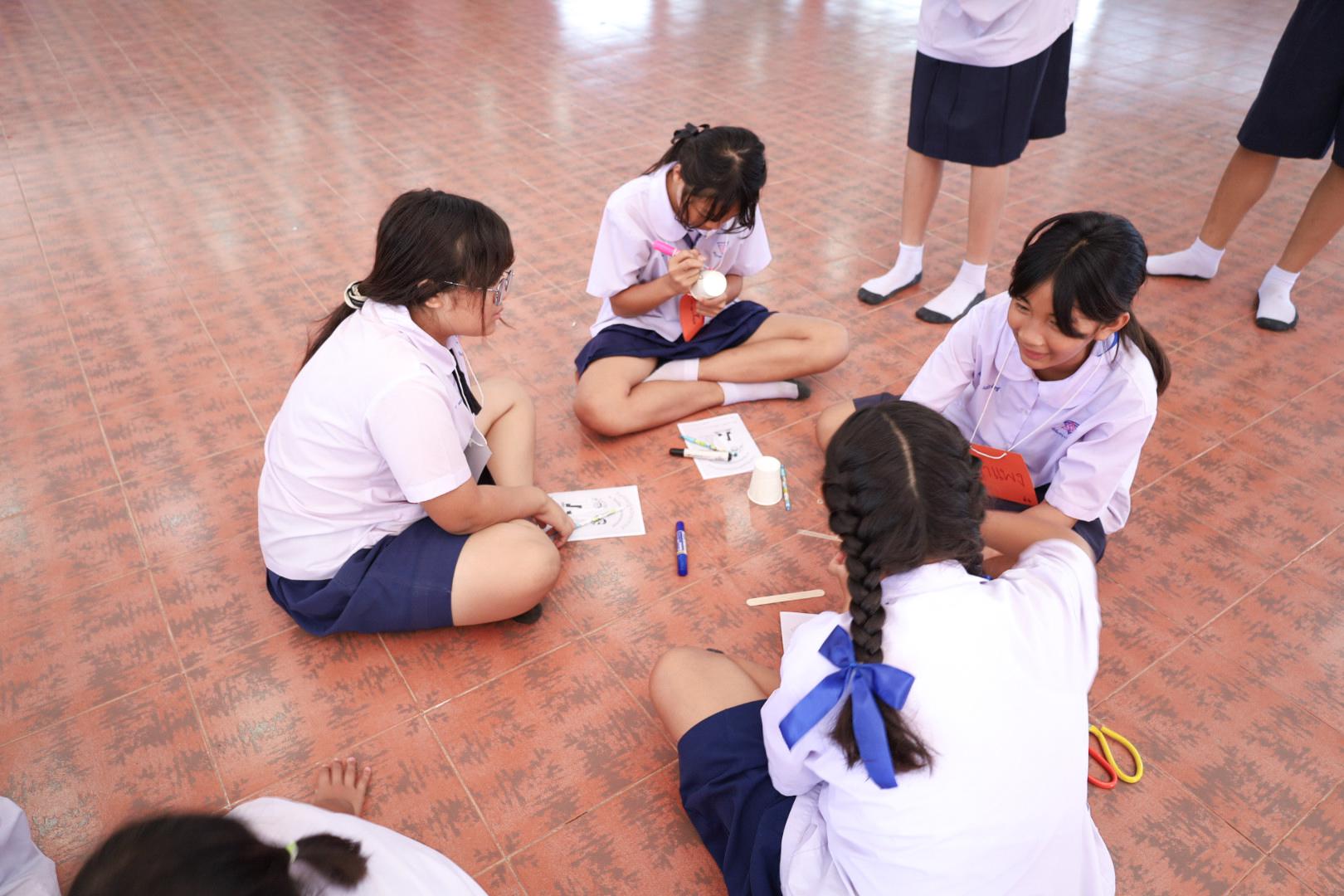 84. วันที่ 26 พฤศจิกายน 2567 ผศ. ศุภวัฒน์ วิสิฐศิริกุล ดร. ธิดารัตน์ พรหมมาและ ผศ.ดร. ปราณี เลิศแก้ว ได้นำนักศึกษาชั้นปีที่ 3 จัดค่ายสเต็มศึกษา (STEM) ณ โรงเรียนอนุบาลคลองขลุง ต.ท่ามะเขือ อ.คลองขลุง จ.กำแพงเพชร