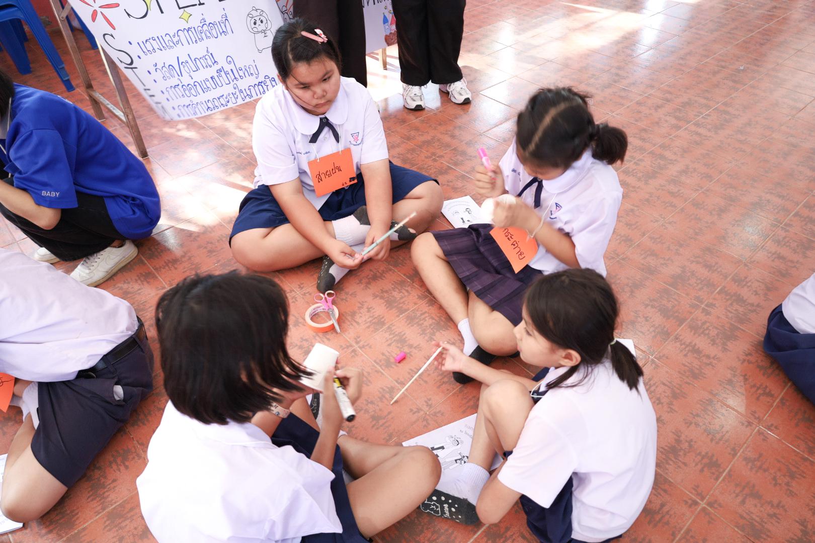 85. วันที่ 26 พฤศจิกายน 2567 ผศ. ศุภวัฒน์ วิสิฐศิริกุล ดร. ธิดารัตน์ พรหมมาและ ผศ.ดร. ปราณี เลิศแก้ว ได้นำนักศึกษาชั้นปีที่ 3 จัดค่ายสเต็มศึกษา (STEM) ณ โรงเรียนอนุบาลคลองขลุง ต.ท่ามะเขือ อ.คลองขลุง จ.กำแพงเพชร