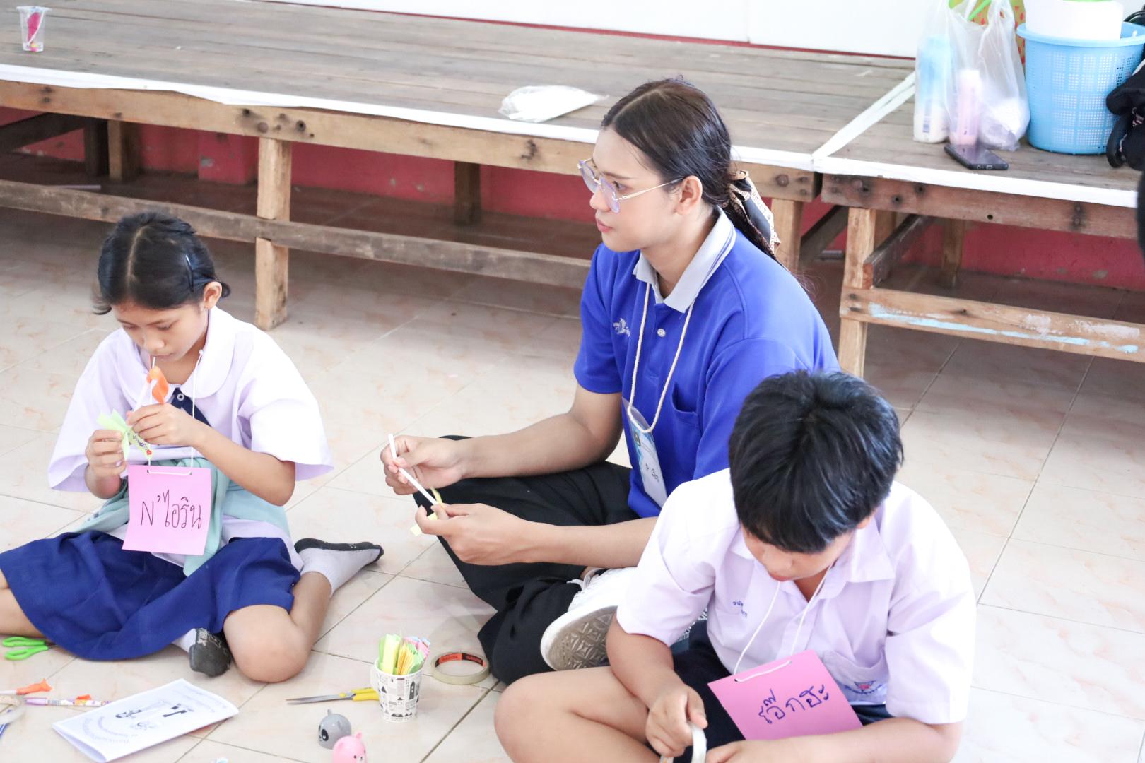 91. วันที่ 26 พฤศจิกายน 2567 ผศ. ศุภวัฒน์ วิสิฐศิริกุล ดร. ธิดารัตน์ พรหมมาและ ผศ.ดร. ปราณี เลิศแก้ว ได้นำนักศึกษาชั้นปีที่ 3 จัดค่ายสเต็มศึกษา (STEM) ณ โรงเรียนอนุบาลคลองขลุง ต.ท่ามะเขือ อ.คลองขลุง จ.กำแพงเพชร