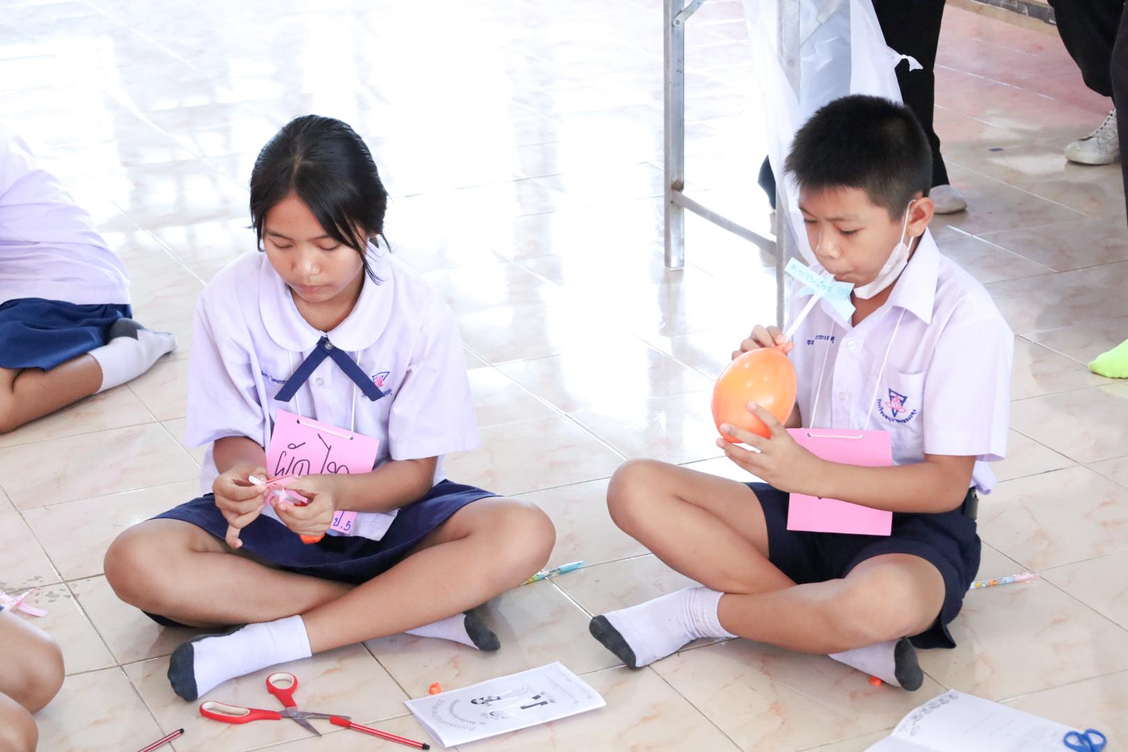 92. วันที่ 26 พฤศจิกายน 2567 ผศ. ศุภวัฒน์ วิสิฐศิริกุล ดร. ธิดารัตน์ พรหมมาและ ผศ.ดร. ปราณี เลิศแก้ว ได้นำนักศึกษาชั้นปีที่ 3 จัดค่ายสเต็มศึกษา (STEM) ณ โรงเรียนอนุบาลคลองขลุง ต.ท่ามะเขือ อ.คลองขลุง จ.กำแพงเพชร