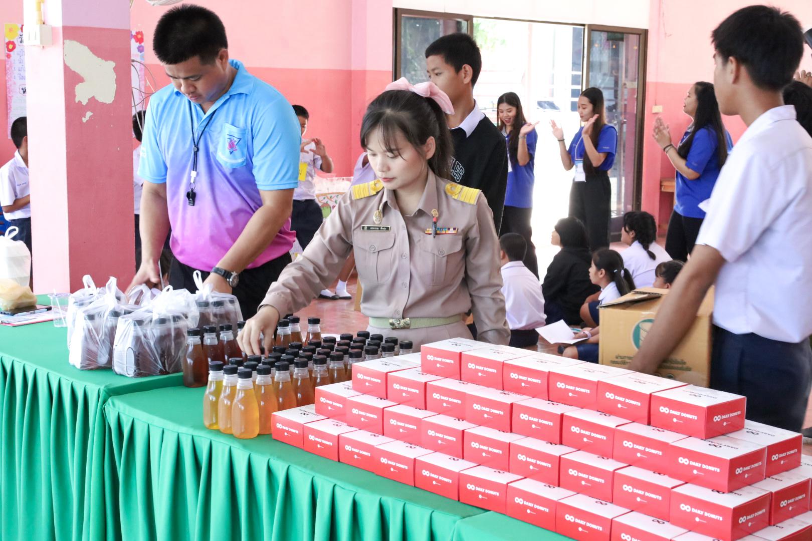 97. วันที่ 26 พฤศจิกายน 2567 ผศ. ศุภวัฒน์ วิสิฐศิริกุล ดร. ธิดารัตน์ พรหมมาและ ผศ.ดร. ปราณี เลิศแก้ว ได้นำนักศึกษาชั้นปีที่ 3 จัดค่ายสเต็มศึกษา (STEM) ณ โรงเรียนอนุบาลคลองขลุง ต.ท่ามะเขือ อ.คลองขลุง จ.กำแพงเพชร