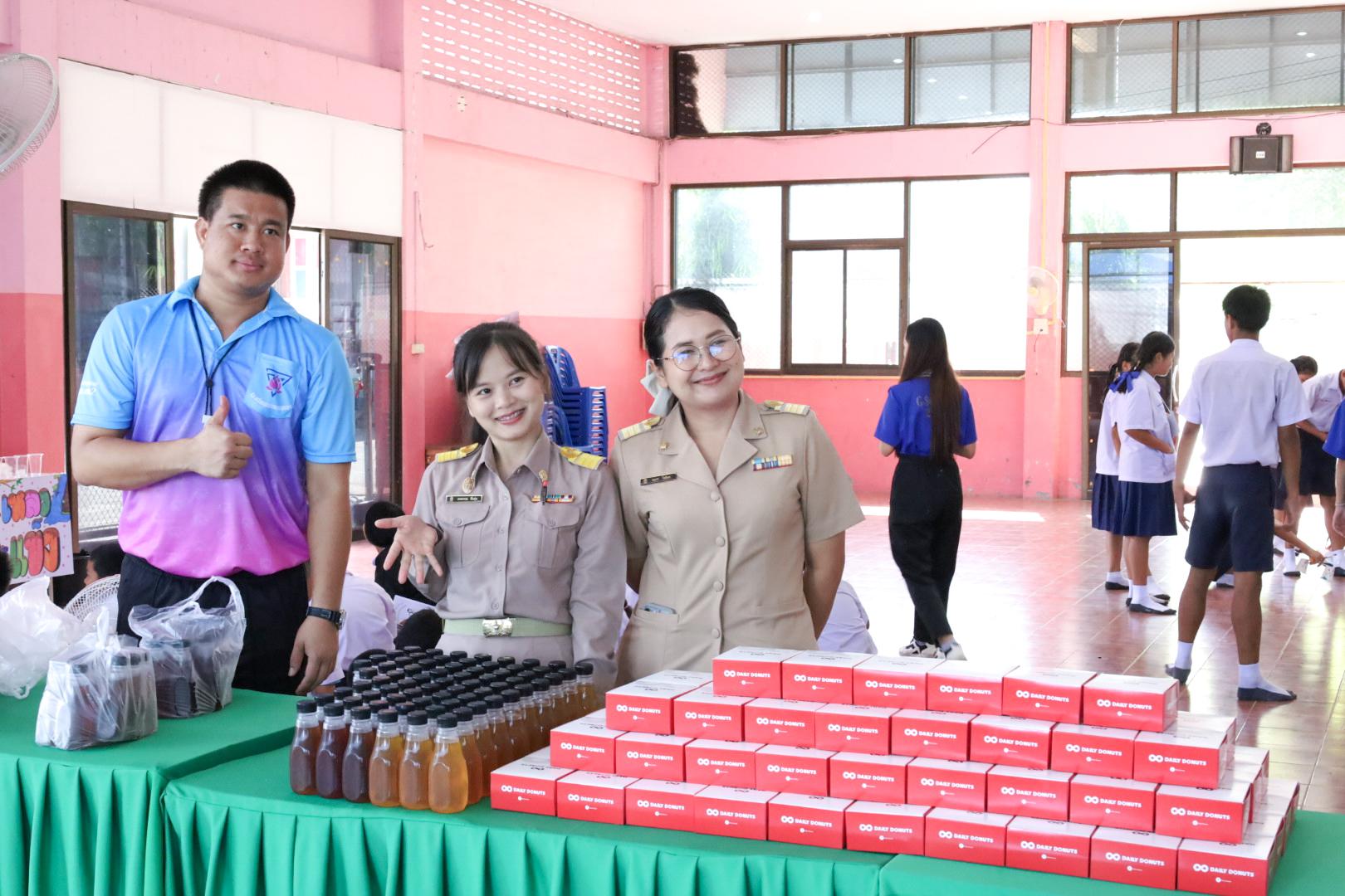 98. วันที่ 26 พฤศจิกายน 2567 ผศ. ศุภวัฒน์ วิสิฐศิริกุล ดร. ธิดารัตน์ พรหมมาและ ผศ.ดร. ปราณี เลิศแก้ว ได้นำนักศึกษาชั้นปีที่ 3 จัดค่ายสเต็มศึกษา (STEM) ณ โรงเรียนอนุบาลคลองขลุง ต.ท่ามะเขือ อ.คลองขลุง จ.กำแพงเพชร