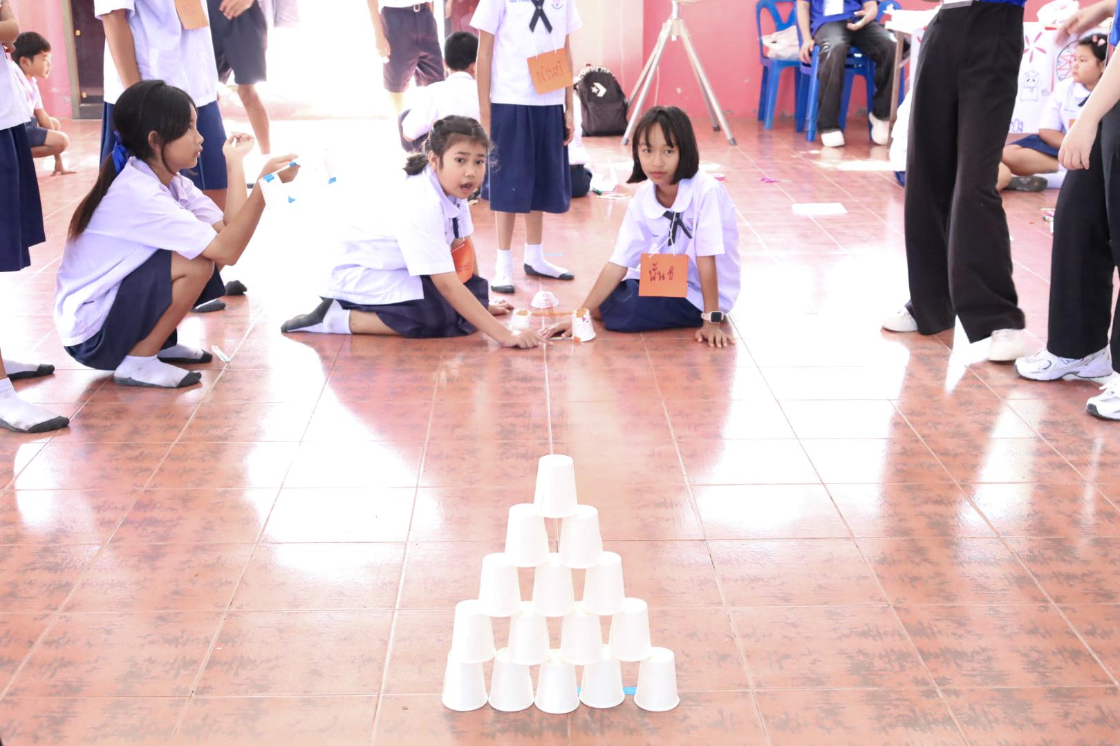 99. วันที่ 26 พฤศจิกายน 2567 ผศ. ศุภวัฒน์ วิสิฐศิริกุล ดร. ธิดารัตน์ พรหมมาและ ผศ.ดร. ปราณี เลิศแก้ว ได้นำนักศึกษาชั้นปีที่ 3 จัดค่ายสเต็มศึกษา (STEM) ณ โรงเรียนอนุบาลคลองขลุง ต.ท่ามะเขือ อ.คลองขลุง จ.กำแพงเพชร