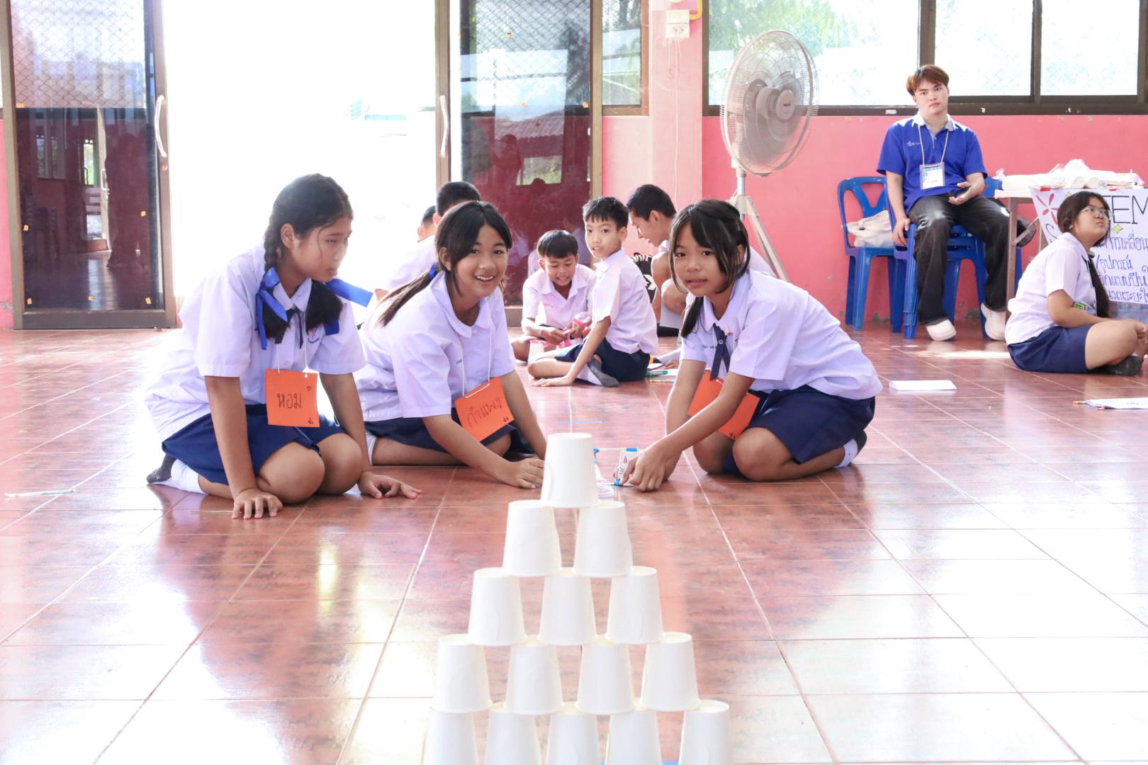 100. วันที่ 26 พฤศจิกายน 2567 ผศ. ศุภวัฒน์ วิสิฐศิริกุล ดร. ธิดารัตน์ พรหมมาและ ผศ.ดร. ปราณี เลิศแก้ว ได้นำนักศึกษาชั้นปีที่ 3 จัดค่ายสเต็มศึกษา (STEM) ณ โรงเรียนอนุบาลคลองขลุง ต.ท่ามะเขือ อ.คลองขลุง จ.กำแพงเพชร