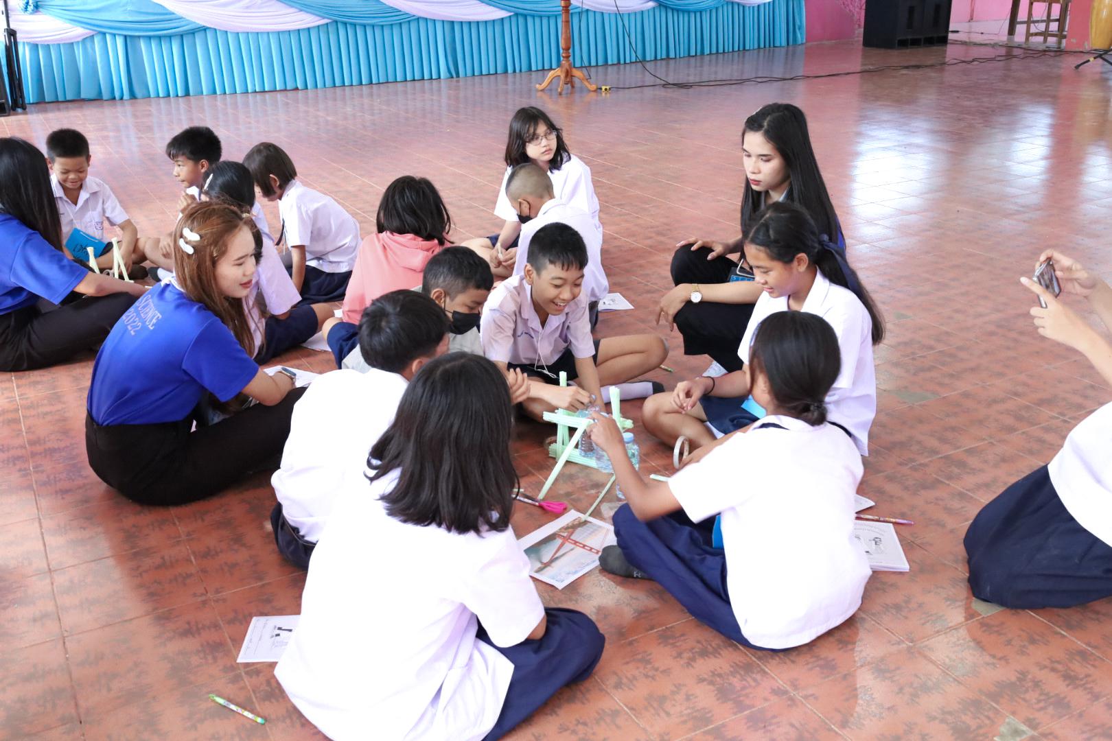 102. วันที่ 26 พฤศจิกายน 2567 ผศ. ศุภวัฒน์ วิสิฐศิริกุล ดร. ธิดารัตน์ พรหมมาและ ผศ.ดร. ปราณี เลิศแก้ว ได้นำนักศึกษาชั้นปีที่ 3 จัดค่ายสเต็มศึกษา (STEM) ณ โรงเรียนอนุบาลคลองขลุง ต.ท่ามะเขือ อ.คลองขลุง จ.กำแพงเพชร