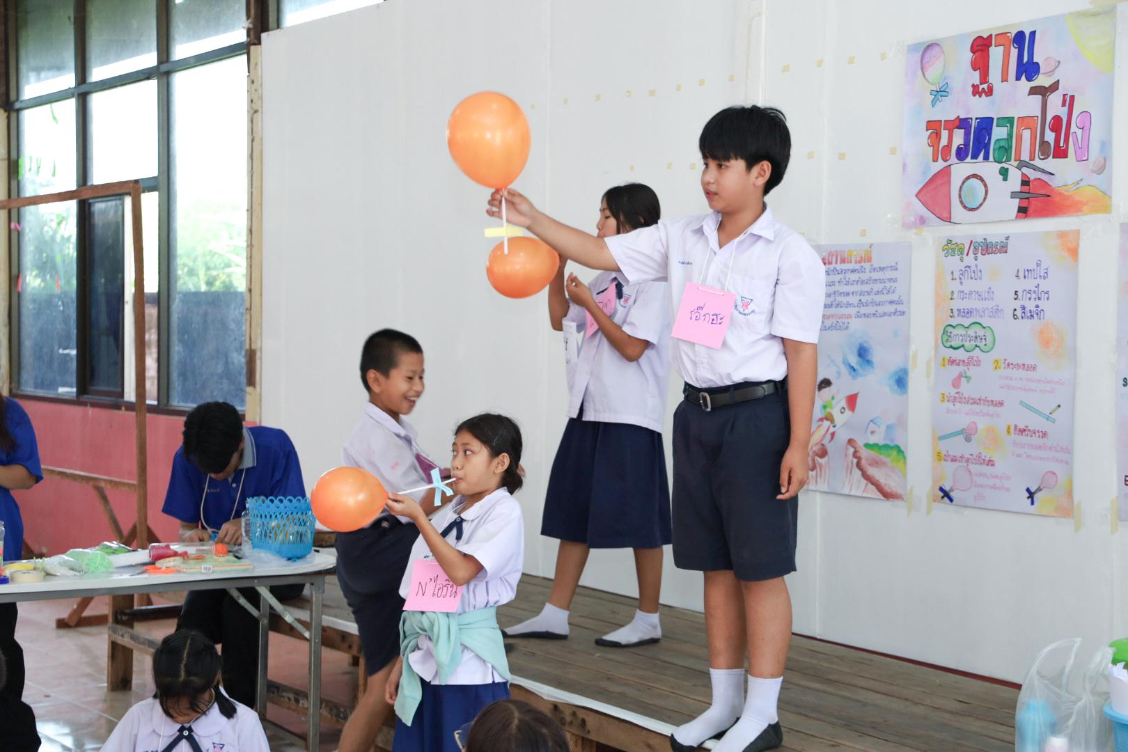 120. วันที่ 26 พฤศจิกายน 2567 ผศ. ศุภวัฒน์ วิสิฐศิริกุล ดร. ธิดารัตน์ พรหมมาและ ผศ.ดร. ปราณี เลิศแก้ว ได้นำนักศึกษาชั้นปีที่ 3 จัดค่ายสเต็มศึกษา (STEM) ณ โรงเรียนอนุบาลคลองขลุง ต.ท่ามะเขือ อ.คลองขลุง จ.กำแพงเพชร