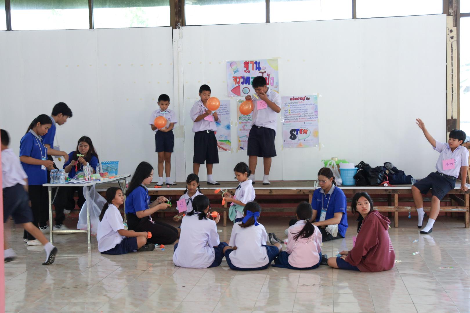 127. วันที่ 26 พฤศจิกายน 2567 ผศ. ศุภวัฒน์ วิสิฐศิริกุล ดร. ธิดารัตน์ พรหมมาและ ผศ.ดร. ปราณี เลิศแก้ว ได้นำนักศึกษาชั้นปีที่ 3 จัดค่ายสเต็มศึกษา (STEM) ณ โรงเรียนอนุบาลคลองขลุง ต.ท่ามะเขือ อ.คลองขลุง จ.กำแพงเพชร