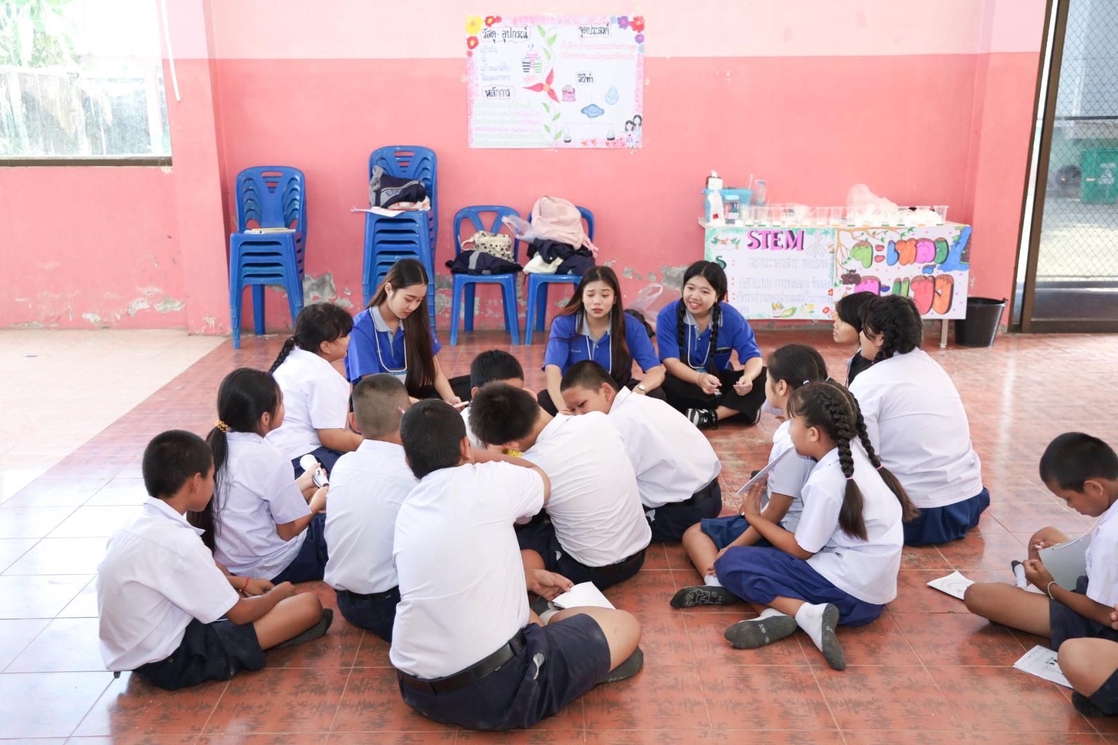 137. วันที่ 26 พฤศจิกายน 2567 ผศ. ศุภวัฒน์ วิสิฐศิริกุล ดร. ธิดารัตน์ พรหมมาและ ผศ.ดร. ปราณี เลิศแก้ว ได้นำนักศึกษาชั้นปีที่ 3 จัดค่ายสเต็มศึกษา (STEM) ณ โรงเรียนอนุบาลคลองขลุง ต.ท่ามะเขือ อ.คลองขลุง จ.กำแพงเพชร
