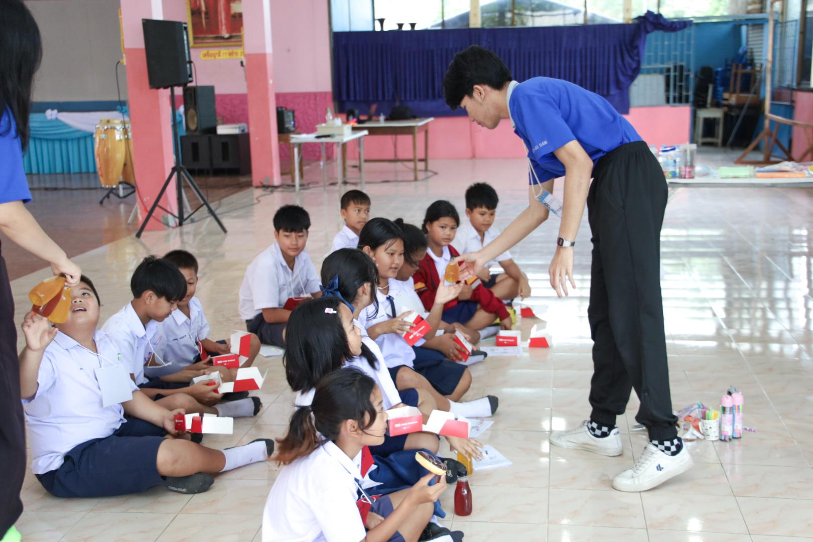 158. วันที่ 26 พฤศจิกายน 2567 ผศ. ศุภวัฒน์ วิสิฐศิริกุล ดร. ธิดารัตน์ พรหมมาและ ผศ.ดร. ปราณี เลิศแก้ว ได้นำนักศึกษาชั้นปีที่ 3 จัดค่ายสเต็มศึกษา (STEM) ณ โรงเรียนอนุบาลคลองขลุง ต.ท่ามะเขือ อ.คลองขลุง จ.กำแพงเพชร