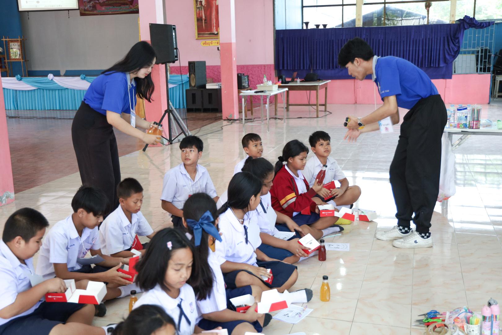 159. วันที่ 26 พฤศจิกายน 2567 ผศ. ศุภวัฒน์ วิสิฐศิริกุล ดร. ธิดารัตน์ พรหมมาและ ผศ.ดร. ปราณี เลิศแก้ว ได้นำนักศึกษาชั้นปีที่ 3 จัดค่ายสเต็มศึกษา (STEM) ณ โรงเรียนอนุบาลคลองขลุง ต.ท่ามะเขือ อ.คลองขลุง จ.กำแพงเพชร