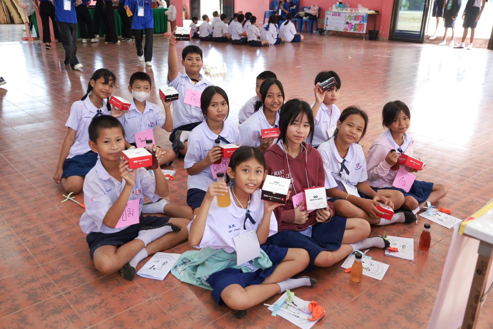 160. วันที่ 26 พฤศจิกายน 2567 ผศ. ศุภวัฒน์ วิสิฐศิริกุล ดร. ธิดารัตน์ พรหมมาและ ผศ.ดร. ปราณี เลิศแก้ว ได้นำนักศึกษาชั้นปีที่ 3 จัดค่ายสเต็มศึกษา (STEM) ณ โรงเรียนอนุบาลคลองขลุง ต.ท่ามะเขือ อ.คลองขลุง จ.กำแพงเพชร