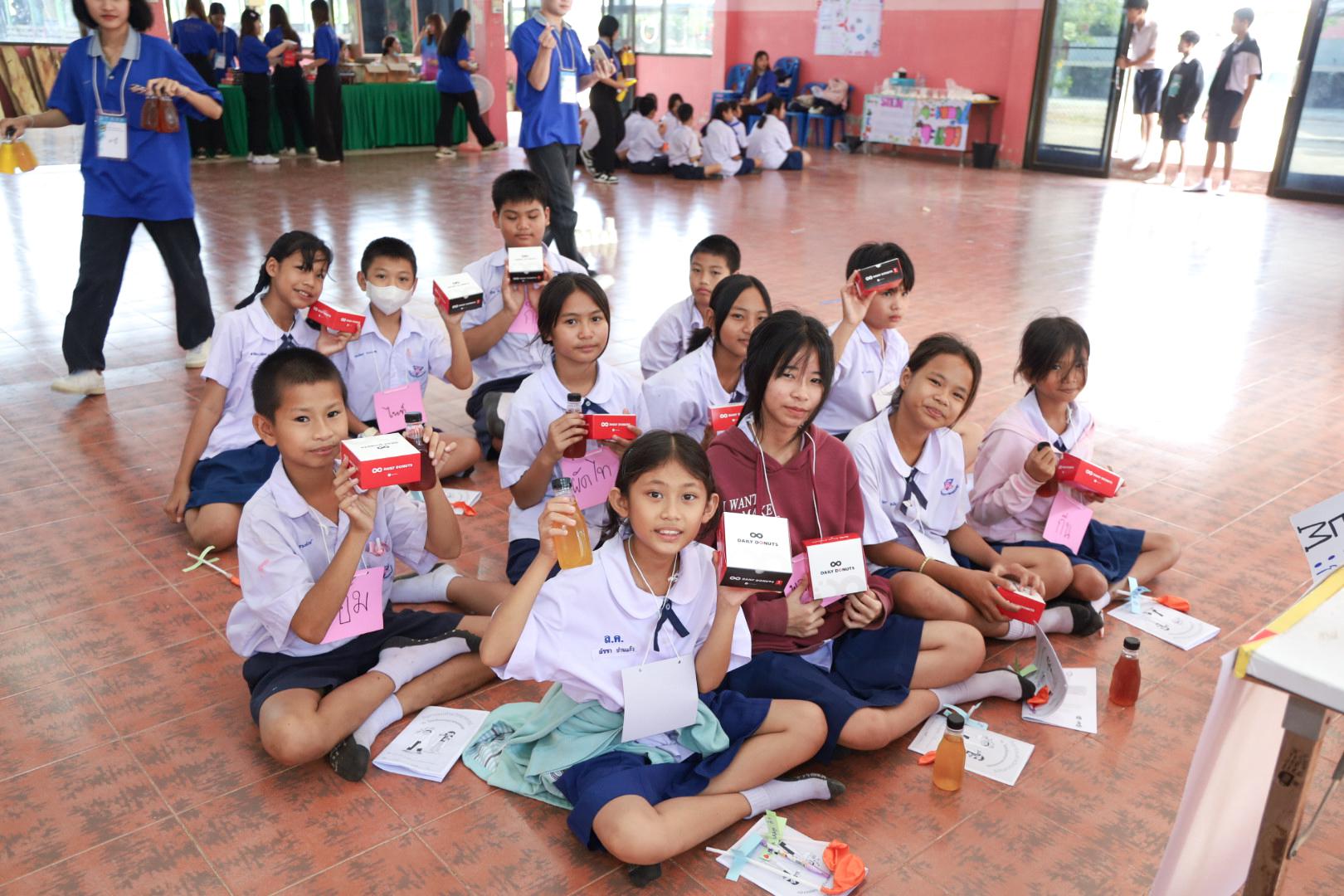 161. วันที่ 26 พฤศจิกายน 2567 ผศ. ศุภวัฒน์ วิสิฐศิริกุล ดร. ธิดารัตน์ พรหมมาและ ผศ.ดร. ปราณี เลิศแก้ว ได้นำนักศึกษาชั้นปีที่ 3 จัดค่ายสเต็มศึกษา (STEM) ณ โรงเรียนอนุบาลคลองขลุง ต.ท่ามะเขือ อ.คลองขลุง จ.กำแพงเพชร
