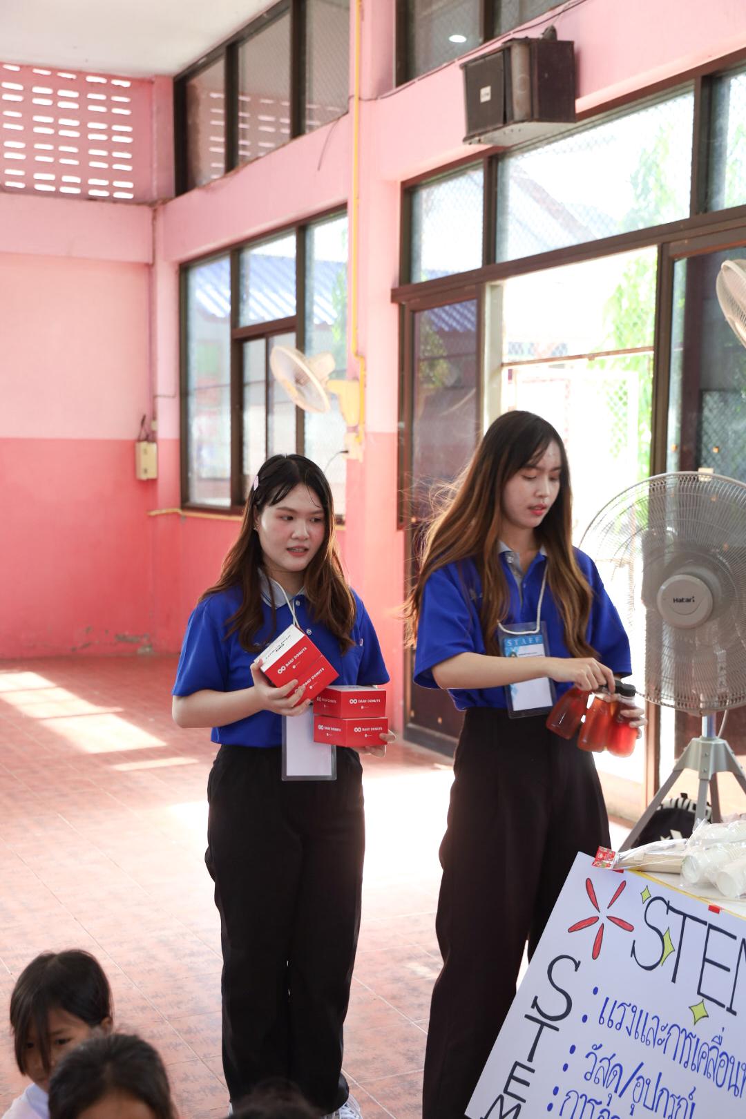 164. วันที่ 26 พฤศจิกายน 2567 ผศ. ศุภวัฒน์ วิสิฐศิริกุล ดร. ธิดารัตน์ พรหมมาและ ผศ.ดร. ปราณี เลิศแก้ว ได้นำนักศึกษาชั้นปีที่ 3 จัดค่ายสเต็มศึกษา (STEM) ณ โรงเรียนอนุบาลคลองขลุง ต.ท่ามะเขือ อ.คลองขลุง จ.กำแพงเพชร