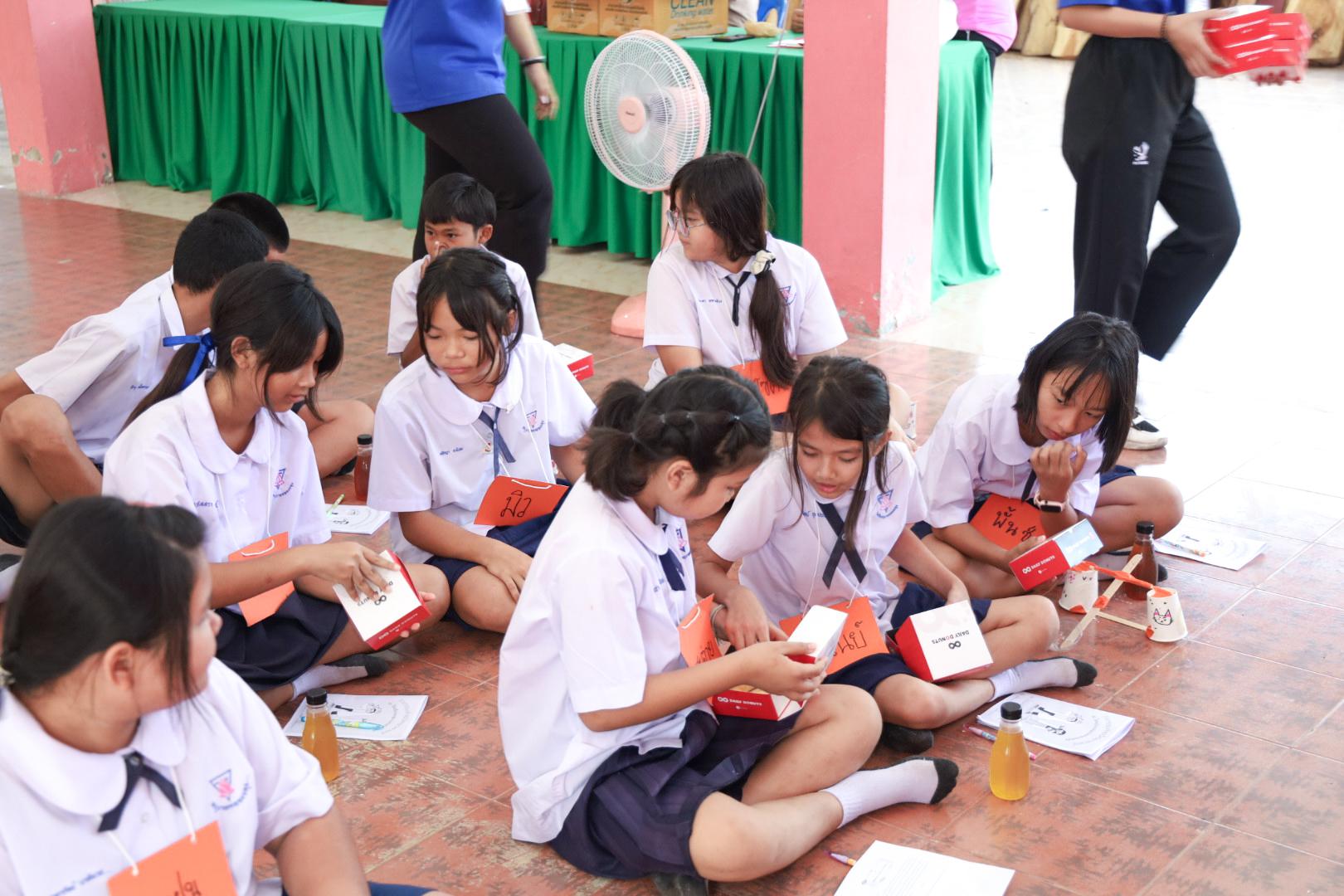 165. วันที่ 26 พฤศจิกายน 2567 ผศ. ศุภวัฒน์ วิสิฐศิริกุล ดร. ธิดารัตน์ พรหมมาและ ผศ.ดร. ปราณี เลิศแก้ว ได้นำนักศึกษาชั้นปีที่ 3 จัดค่ายสเต็มศึกษา (STEM) ณ โรงเรียนอนุบาลคลองขลุง ต.ท่ามะเขือ อ.คลองขลุง จ.กำแพงเพชร
