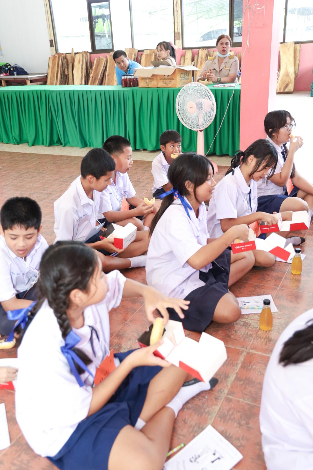 169. วันที่ 26 พฤศจิกายน 2567 ผศ. ศุภวัฒน์ วิสิฐศิริกุล ดร. ธิดารัตน์ พรหมมาและ ผศ.ดร. ปราณี เลิศแก้ว ได้นำนักศึกษาชั้นปีที่ 3 จัดค่ายสเต็มศึกษา (STEM) ณ โรงเรียนอนุบาลคลองขลุง ต.ท่ามะเขือ อ.คลองขลุง จ.กำแพงเพชร