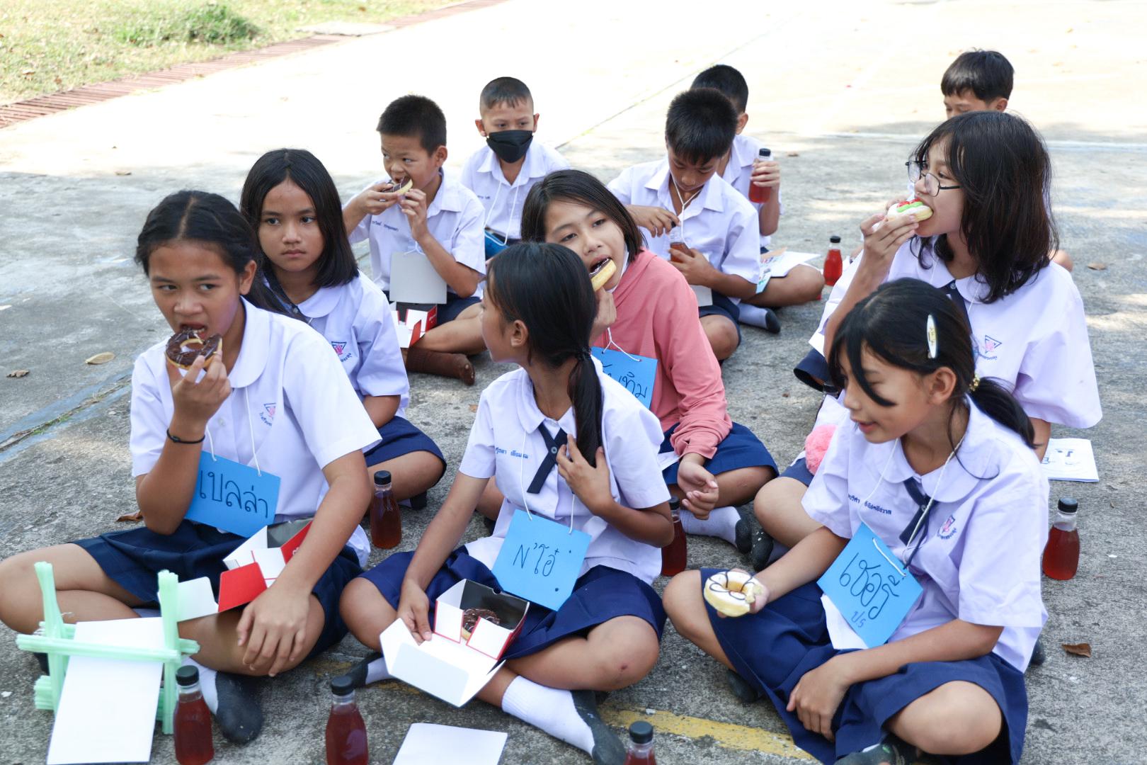 172. วันที่ 26 พฤศจิกายน 2567 ผศ. ศุภวัฒน์ วิสิฐศิริกุล ดร. ธิดารัตน์ พรหมมาและ ผศ.ดร. ปราณี เลิศแก้ว ได้นำนักศึกษาชั้นปีที่ 3 จัดค่ายสเต็มศึกษา (STEM) ณ โรงเรียนอนุบาลคลองขลุง ต.ท่ามะเขือ อ.คลองขลุง จ.กำแพงเพชร