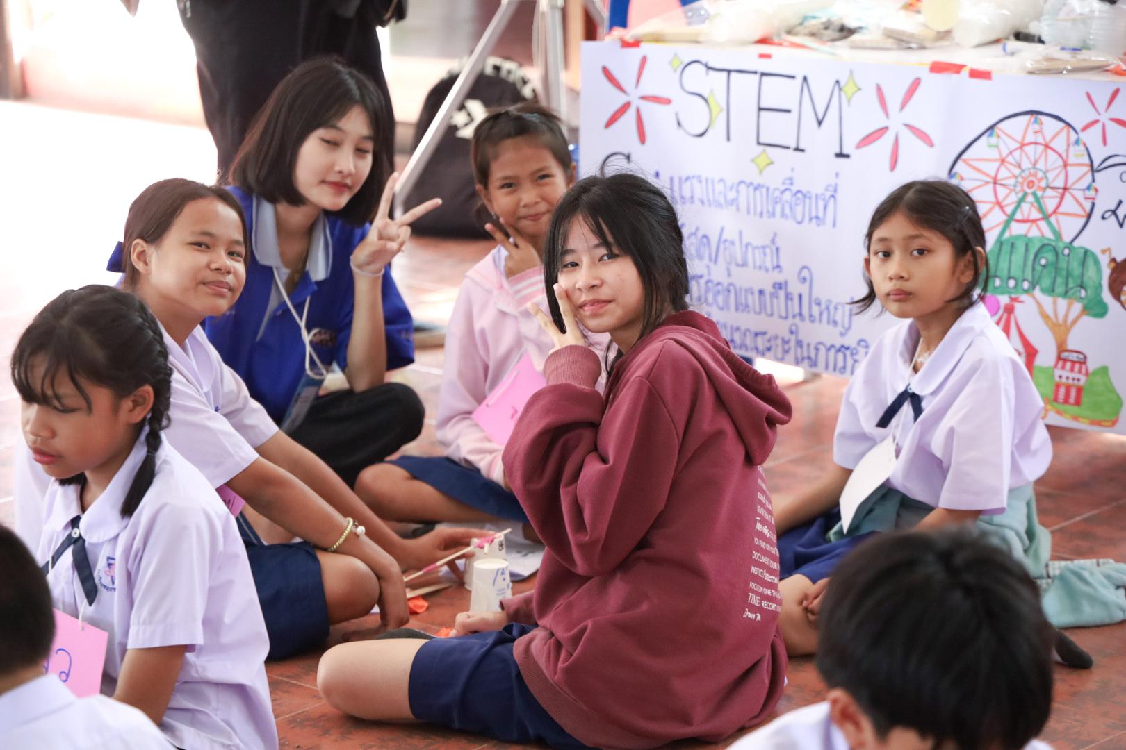179. วันที่ 26 พฤศจิกายน 2567 ผศ. ศุภวัฒน์ วิสิฐศิริกุล ดร. ธิดารัตน์ พรหมมาและ ผศ.ดร. ปราณี เลิศแก้ว ได้นำนักศึกษาชั้นปีที่ 3 จัดค่ายสเต็มศึกษา (STEM) ณ โรงเรียนอนุบาลคลองขลุง ต.ท่ามะเขือ อ.คลองขลุง จ.กำแพงเพชร