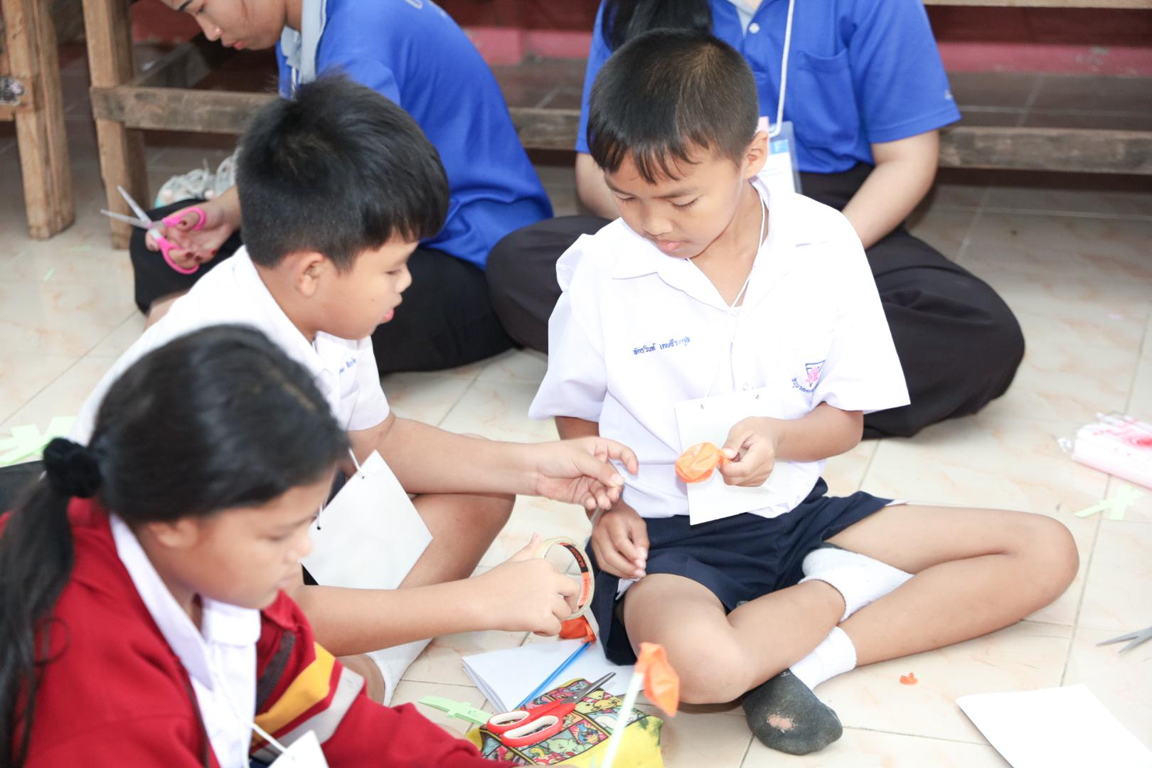 186. วันที่ 26 พฤศจิกายน 2567 ผศ. ศุภวัฒน์ วิสิฐศิริกุล ดร. ธิดารัตน์ พรหมมาและ ผศ.ดร. ปราณี เลิศแก้ว ได้นำนักศึกษาชั้นปีที่ 3 จัดค่ายสเต็มศึกษา (STEM) ณ โรงเรียนอนุบาลคลองขลุง ต.ท่ามะเขือ อ.คลองขลุง จ.กำแพงเพชร