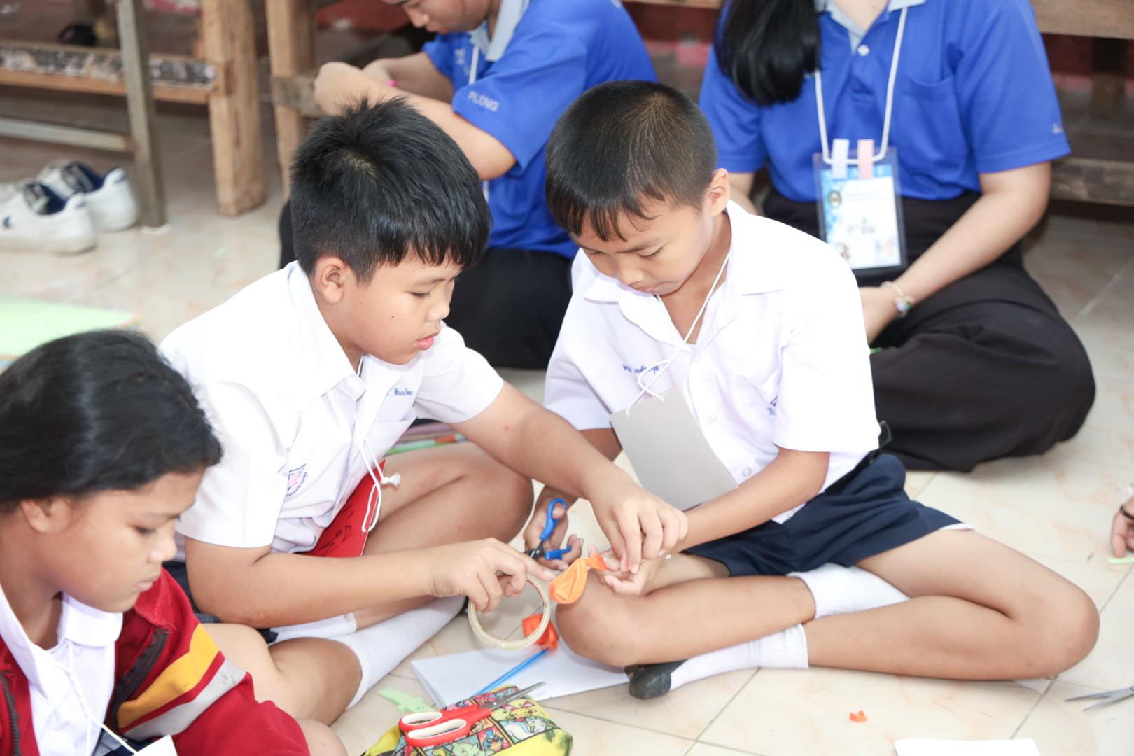187. วันที่ 26 พฤศจิกายน 2567 ผศ. ศุภวัฒน์ วิสิฐศิริกุล ดร. ธิดารัตน์ พรหมมาและ ผศ.ดร. ปราณี เลิศแก้ว ได้นำนักศึกษาชั้นปีที่ 3 จัดค่ายสเต็มศึกษา (STEM) ณ โรงเรียนอนุบาลคลองขลุง ต.ท่ามะเขือ อ.คลองขลุง จ.กำแพงเพชร