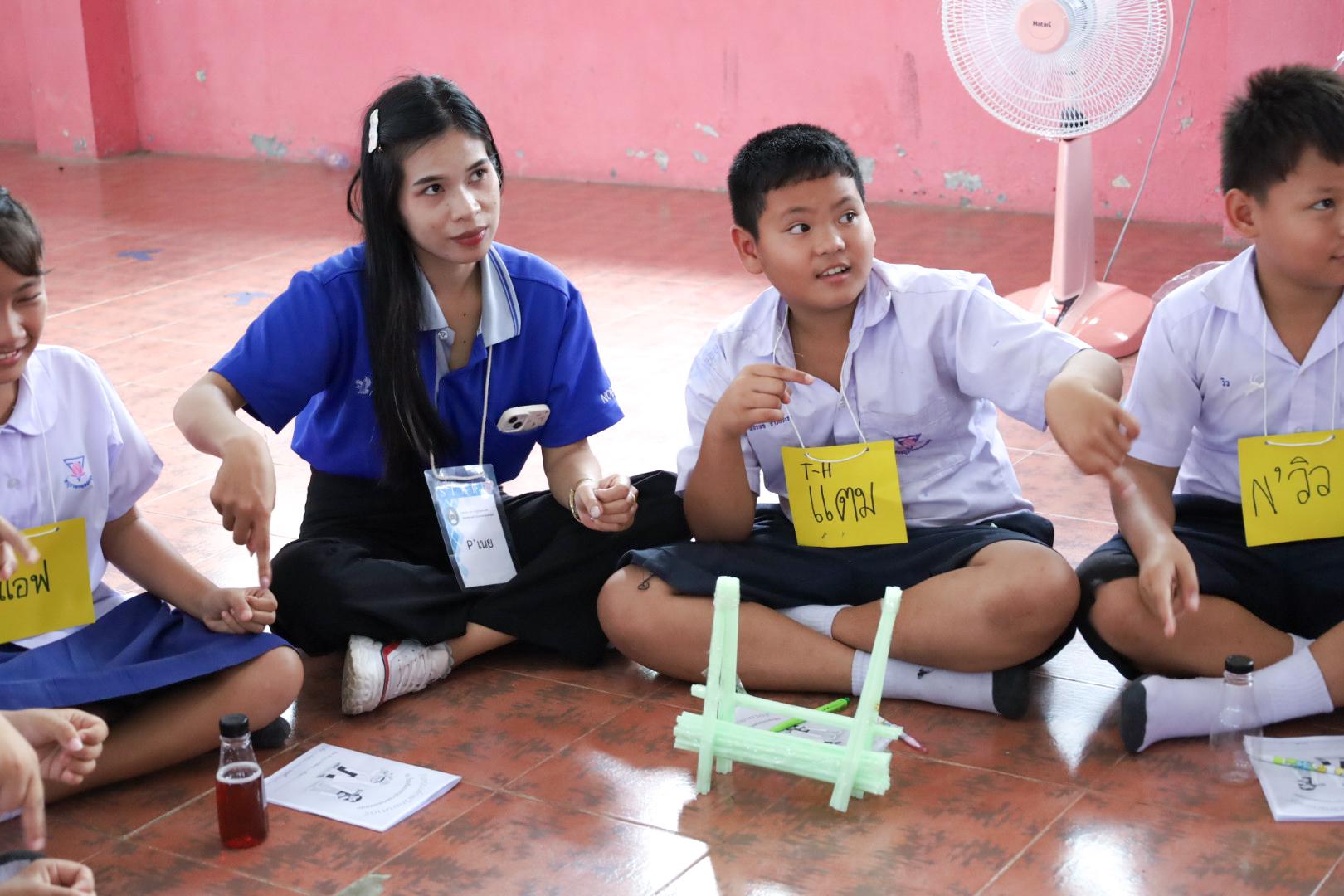 200. วันที่ 26 พฤศจิกายน 2567 ผศ. ศุภวัฒน์ วิสิฐศิริกุล ดร. ธิดารัตน์ พรหมมาและ ผศ.ดร. ปราณี เลิศแก้ว ได้นำนักศึกษาชั้นปีที่ 3 จัดค่ายสเต็มศึกษา (STEM) ณ โรงเรียนอนุบาลคลองขลุง ต.ท่ามะเขือ อ.คลองขลุง จ.กำแพงเพชร
