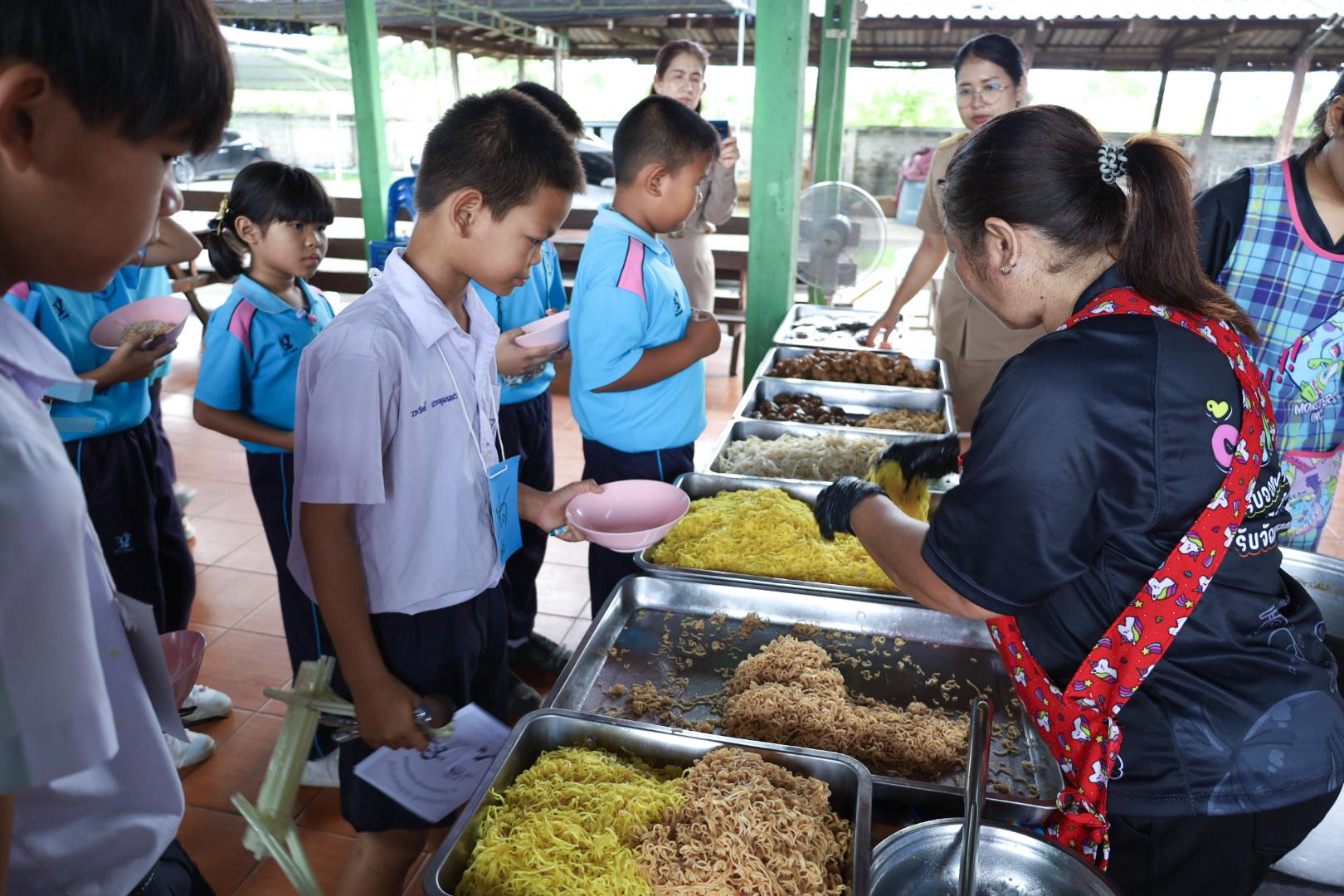 205. วันที่ 26 พฤศจิกายน 2567 ผศ. ศุภวัฒน์ วิสิฐศิริกุล ดร. ธิดารัตน์ พรหมมาและ ผศ.ดร. ปราณี เลิศแก้ว ได้นำนักศึกษาชั้นปีที่ 3 จัดค่ายสเต็มศึกษา (STEM) ณ โรงเรียนอนุบาลคลองขลุง ต.ท่ามะเขือ อ.คลองขลุง จ.กำแพงเพชร