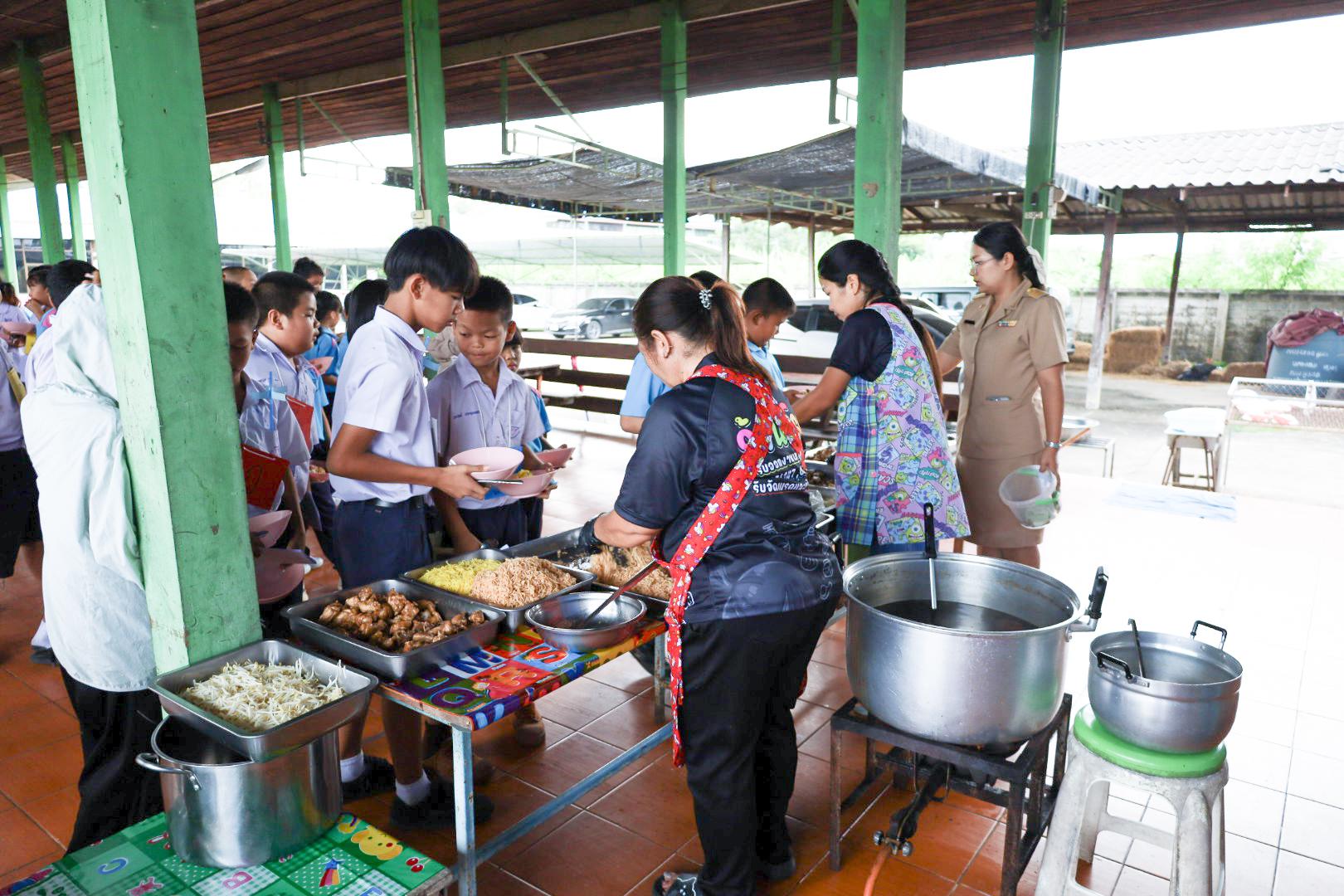 206. วันที่ 26 พฤศจิกายน 2567 ผศ. ศุภวัฒน์ วิสิฐศิริกุล ดร. ธิดารัตน์ พรหมมาและ ผศ.ดร. ปราณี เลิศแก้ว ได้นำนักศึกษาชั้นปีที่ 3 จัดค่ายสเต็มศึกษา (STEM) ณ โรงเรียนอนุบาลคลองขลุง ต.ท่ามะเขือ อ.คลองขลุง จ.กำแพงเพชร
