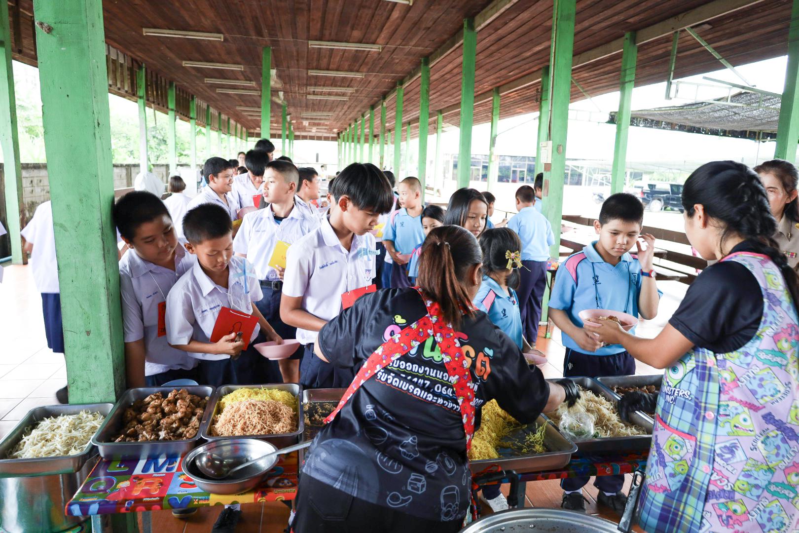 207. วันที่ 26 พฤศจิกายน 2567 ผศ. ศุภวัฒน์ วิสิฐศิริกุล ดร. ธิดารัตน์ พรหมมาและ ผศ.ดร. ปราณี เลิศแก้ว ได้นำนักศึกษาชั้นปีที่ 3 จัดค่ายสเต็มศึกษา (STEM) ณ โรงเรียนอนุบาลคลองขลุง ต.ท่ามะเขือ อ.คลองขลุง จ.กำแพงเพชร