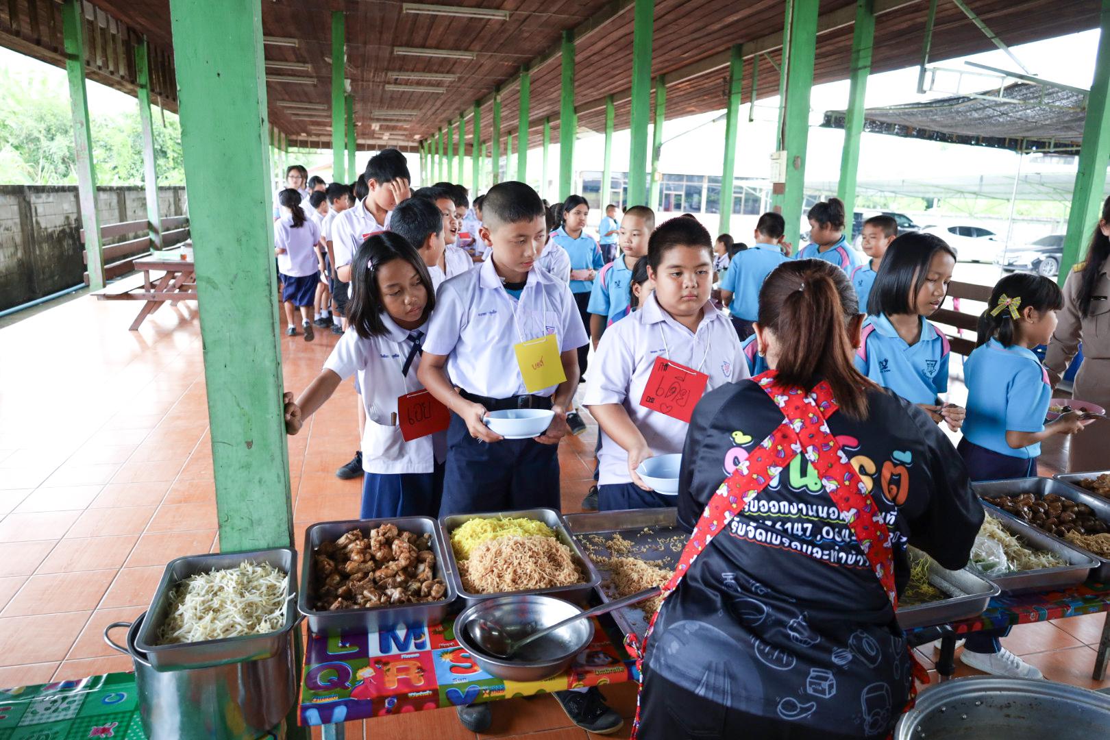 208. วันที่ 26 พฤศจิกายน 2567 ผศ. ศุภวัฒน์ วิสิฐศิริกุล ดร. ธิดารัตน์ พรหมมาและ ผศ.ดร. ปราณี เลิศแก้ว ได้นำนักศึกษาชั้นปีที่ 3 จัดค่ายสเต็มศึกษา (STEM) ณ โรงเรียนอนุบาลคลองขลุง ต.ท่ามะเขือ อ.คลองขลุง จ.กำแพงเพชร