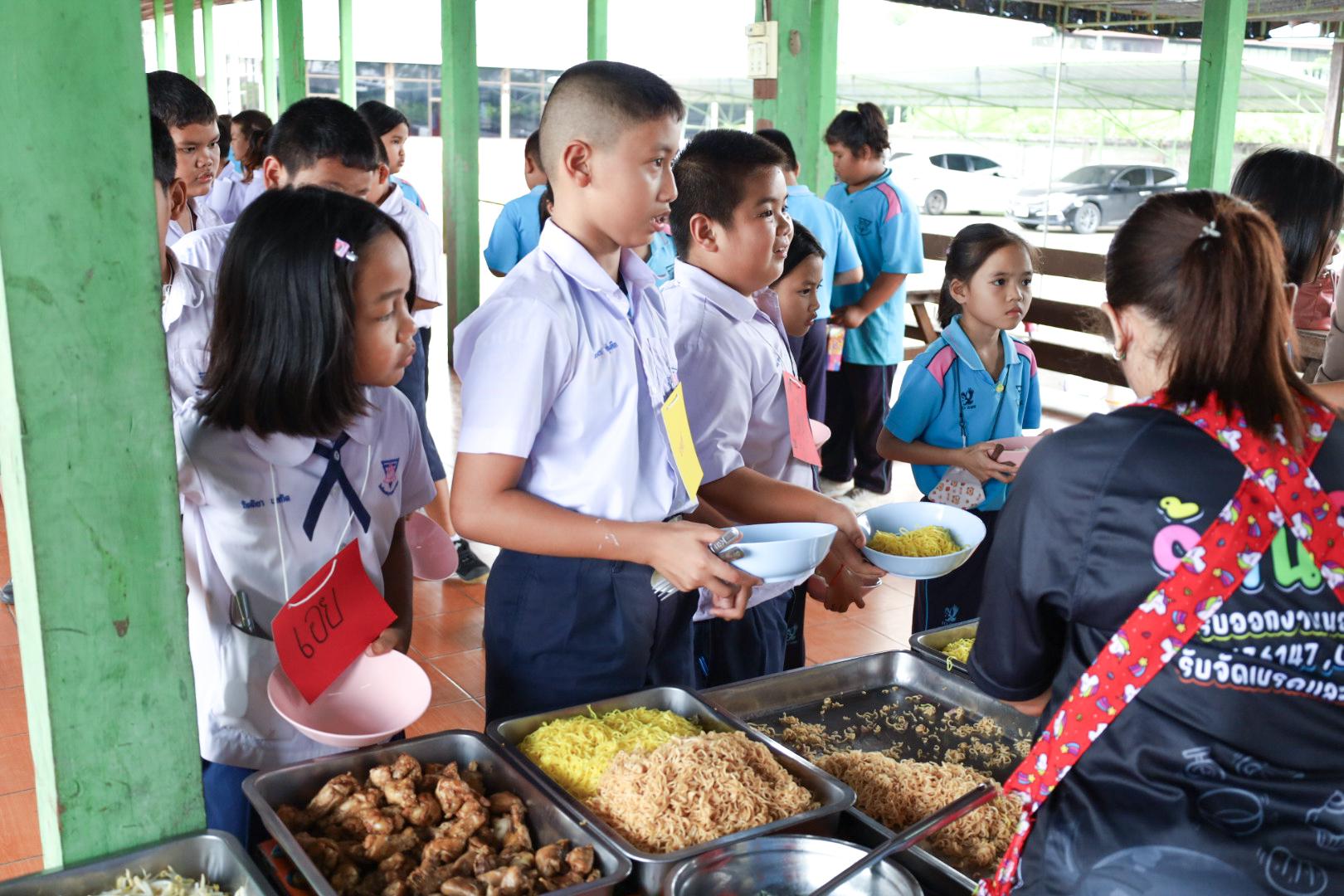 209. วันที่ 26 พฤศจิกายน 2567 ผศ. ศุภวัฒน์ วิสิฐศิริกุล ดร. ธิดารัตน์ พรหมมาและ ผศ.ดร. ปราณี เลิศแก้ว ได้นำนักศึกษาชั้นปีที่ 3 จัดค่ายสเต็มศึกษา (STEM) ณ โรงเรียนอนุบาลคลองขลุง ต.ท่ามะเขือ อ.คลองขลุง จ.กำแพงเพชร
