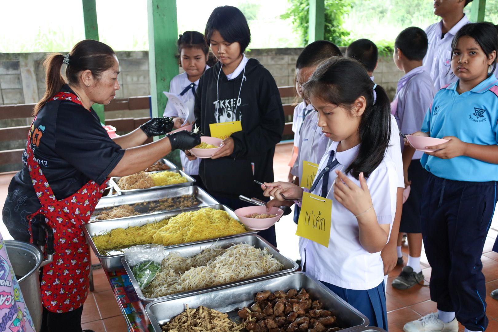 215. วันที่ 26 พฤศจิกายน 2567 ผศ. ศุภวัฒน์ วิสิฐศิริกุล ดร. ธิดารัตน์ พรหมมาและ ผศ.ดร. ปราณี เลิศแก้ว ได้นำนักศึกษาชั้นปีที่ 3 จัดค่ายสเต็มศึกษา (STEM) ณ โรงเรียนอนุบาลคลองขลุง ต.ท่ามะเขือ อ.คลองขลุง จ.กำแพงเพชร