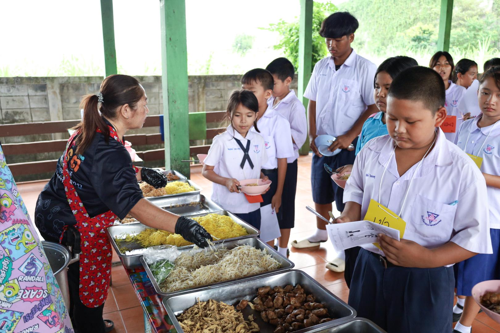 217. วันที่ 26 พฤศจิกายน 2567 ผศ. ศุภวัฒน์ วิสิฐศิริกุล ดร. ธิดารัตน์ พรหมมาและ ผศ.ดร. ปราณี เลิศแก้ว ได้นำนักศึกษาชั้นปีที่ 3 จัดค่ายสเต็มศึกษา (STEM) ณ โรงเรียนอนุบาลคลองขลุง ต.ท่ามะเขือ อ.คลองขลุง จ.กำแพงเพชร