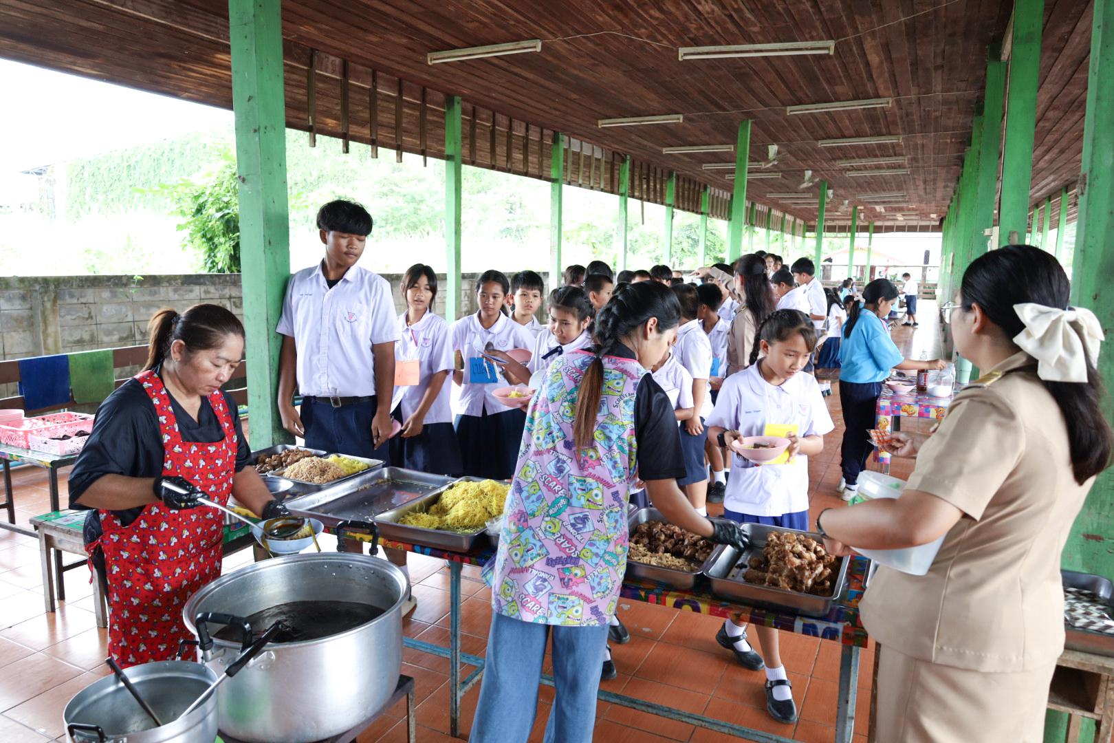 221. วันที่ 26 พฤศจิกายน 2567 ผศ. ศุภวัฒน์ วิสิฐศิริกุล ดร. ธิดารัตน์ พรหมมาและ ผศ.ดร. ปราณี เลิศแก้ว ได้นำนักศึกษาชั้นปีที่ 3 จัดค่ายสเต็มศึกษา (STEM) ณ โรงเรียนอนุบาลคลองขลุง ต.ท่ามะเขือ อ.คลองขลุง จ.กำแพงเพชร
