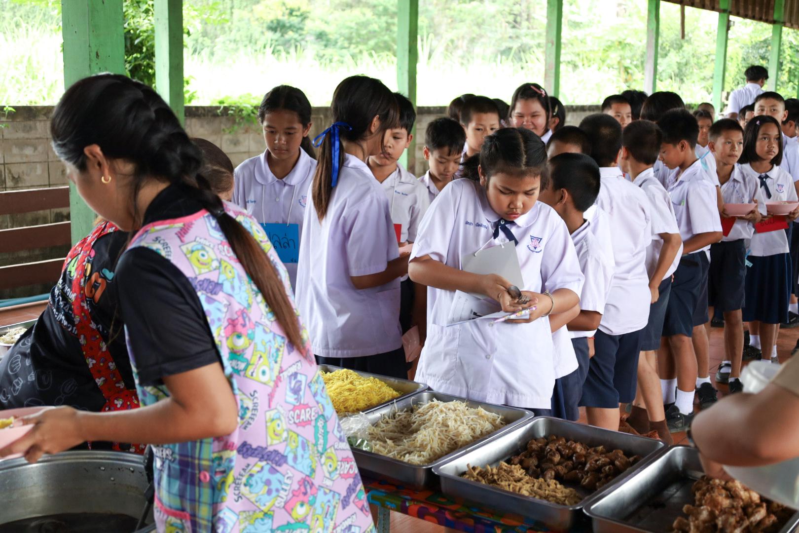 222. วันที่ 26 พฤศจิกายน 2567 ผศ. ศุภวัฒน์ วิสิฐศิริกุล ดร. ธิดารัตน์ พรหมมาและ ผศ.ดร. ปราณี เลิศแก้ว ได้นำนักศึกษาชั้นปีที่ 3 จัดค่ายสเต็มศึกษา (STEM) ณ โรงเรียนอนุบาลคลองขลุง ต.ท่ามะเขือ อ.คลองขลุง จ.กำแพงเพชร