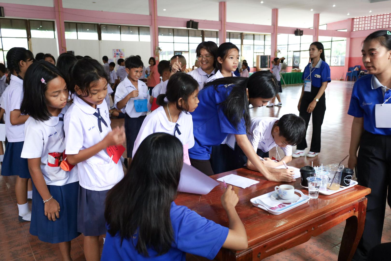 226. วันที่ 26 พฤศจิกายน 2567 ผศ. ศุภวัฒน์ วิสิฐศิริกุล ดร. ธิดารัตน์ พรหมมาและ ผศ.ดร. ปราณี เลิศแก้ว ได้นำนักศึกษาชั้นปีที่ 3 จัดค่ายสเต็มศึกษา (STEM) ณ โรงเรียนอนุบาลคลองขลุง ต.ท่ามะเขือ อ.คลองขลุง จ.กำแพงเพชร