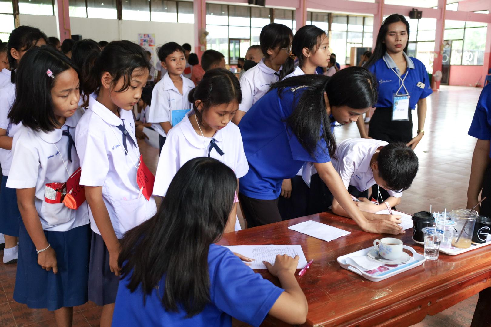 227. วันที่ 26 พฤศจิกายน 2567 ผศ. ศุภวัฒน์ วิสิฐศิริกุล ดร. ธิดารัตน์ พรหมมาและ ผศ.ดร. ปราณี เลิศแก้ว ได้นำนักศึกษาชั้นปีที่ 3 จัดค่ายสเต็มศึกษา (STEM) ณ โรงเรียนอนุบาลคลองขลุง ต.ท่ามะเขือ อ.คลองขลุง จ.กำแพงเพชร