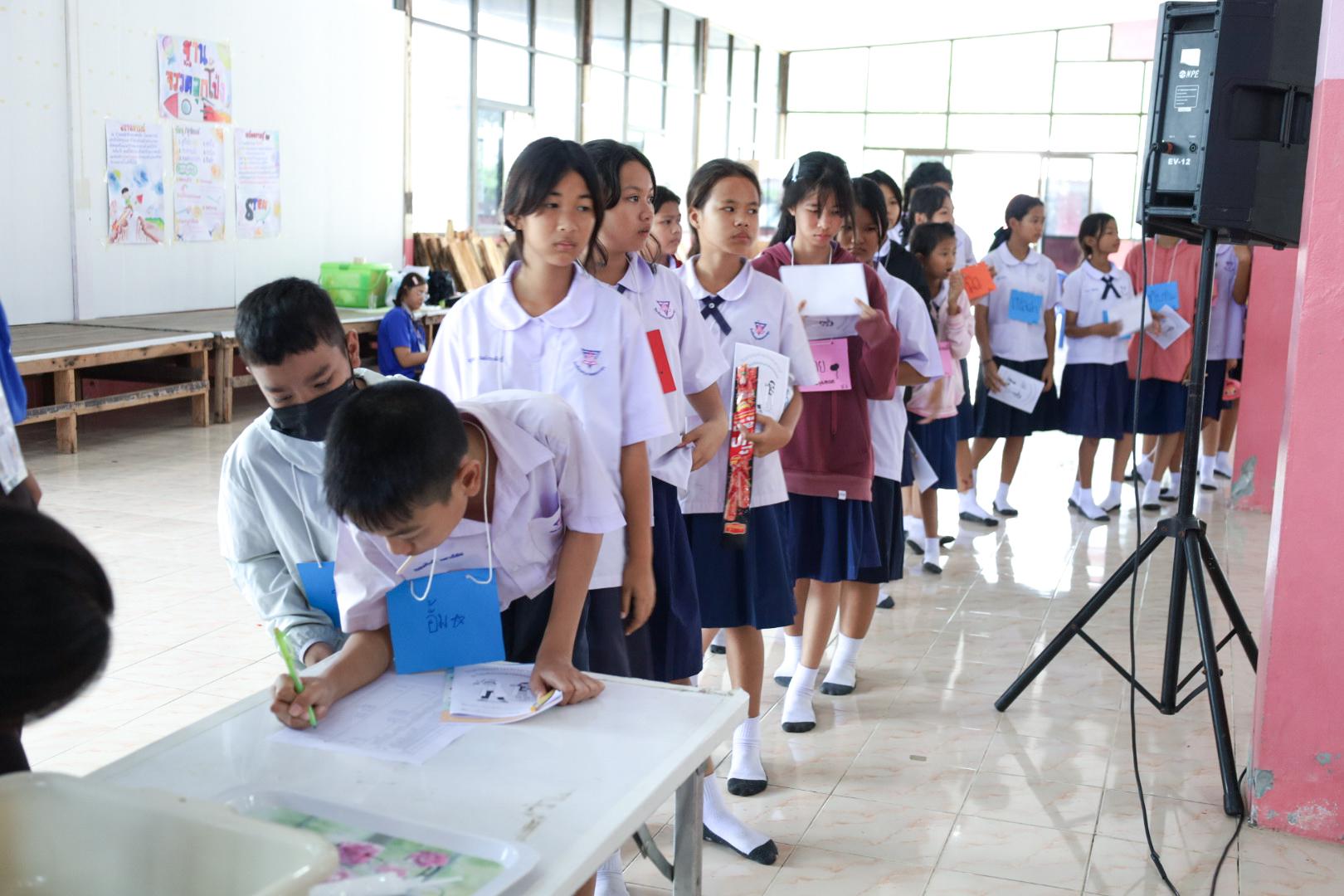 228. วันที่ 26 พฤศจิกายน 2567 ผศ. ศุภวัฒน์ วิสิฐศิริกุล ดร. ธิดารัตน์ พรหมมาและ ผศ.ดร. ปราณี เลิศแก้ว ได้นำนักศึกษาชั้นปีที่ 3 จัดค่ายสเต็มศึกษา (STEM) ณ โรงเรียนอนุบาลคลองขลุง ต.ท่ามะเขือ อ.คลองขลุง จ.กำแพงเพชร