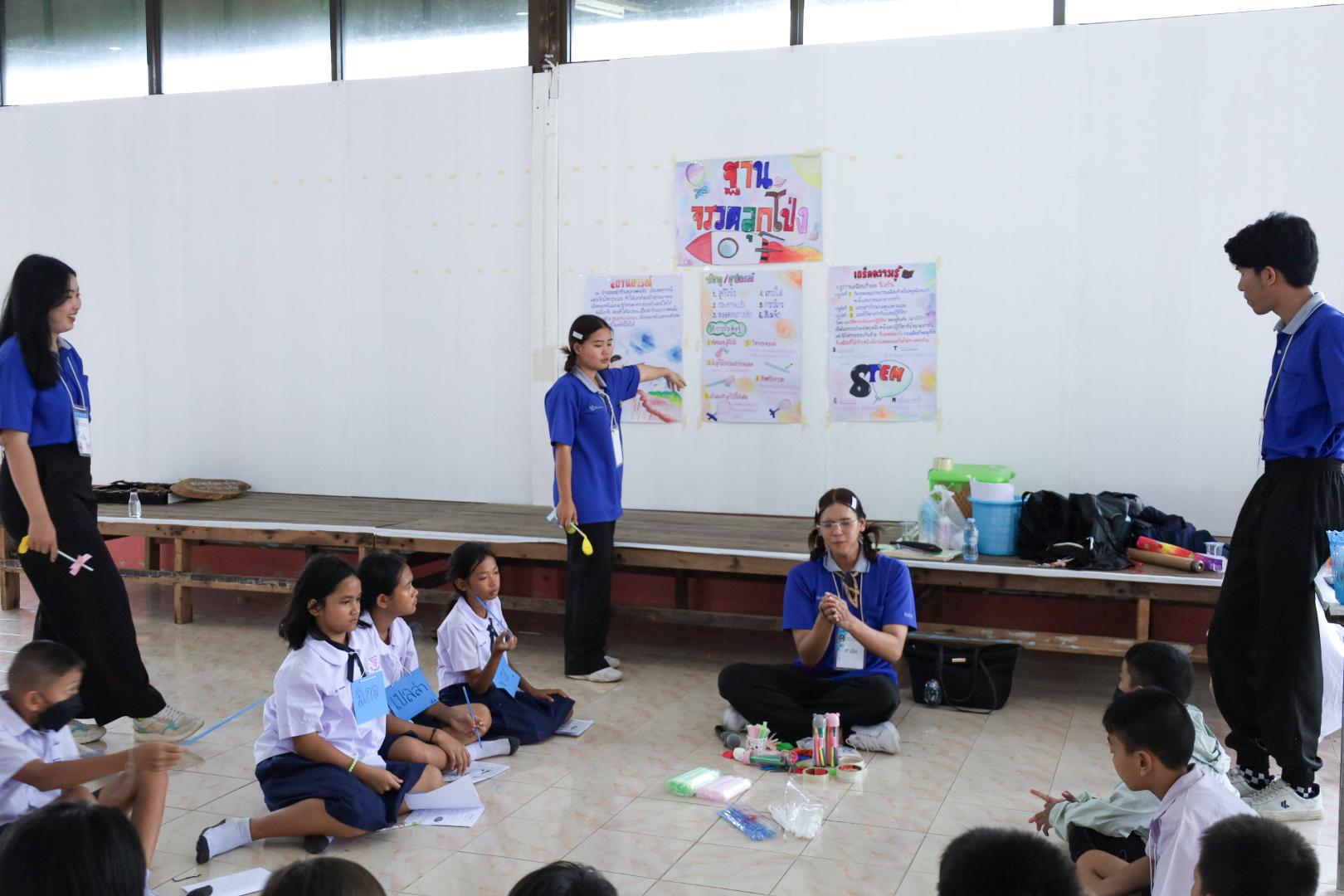 236. วันที่ 26 พฤศจิกายน 2567 ผศ. ศุภวัฒน์ วิสิฐศิริกุล ดร. ธิดารัตน์ พรหมมาและ ผศ.ดร. ปราณี เลิศแก้ว ได้นำนักศึกษาชั้นปีที่ 3 จัดค่ายสเต็มศึกษา (STEM) ณ โรงเรียนอนุบาลคลองขลุง ต.ท่ามะเขือ อ.คลองขลุง จ.กำแพงเพชร