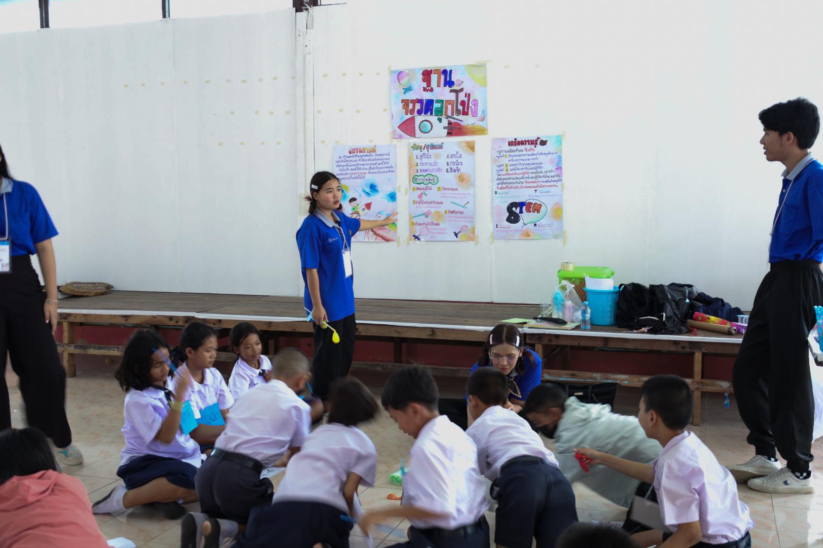 237. วันที่ 26 พฤศจิกายน 2567 ผศ. ศุภวัฒน์ วิสิฐศิริกุล ดร. ธิดารัตน์ พรหมมาและ ผศ.ดร. ปราณี เลิศแก้ว ได้นำนักศึกษาชั้นปีที่ 3 จัดค่ายสเต็มศึกษา (STEM) ณ โรงเรียนอนุบาลคลองขลุง ต.ท่ามะเขือ อ.คลองขลุง จ.กำแพงเพชร