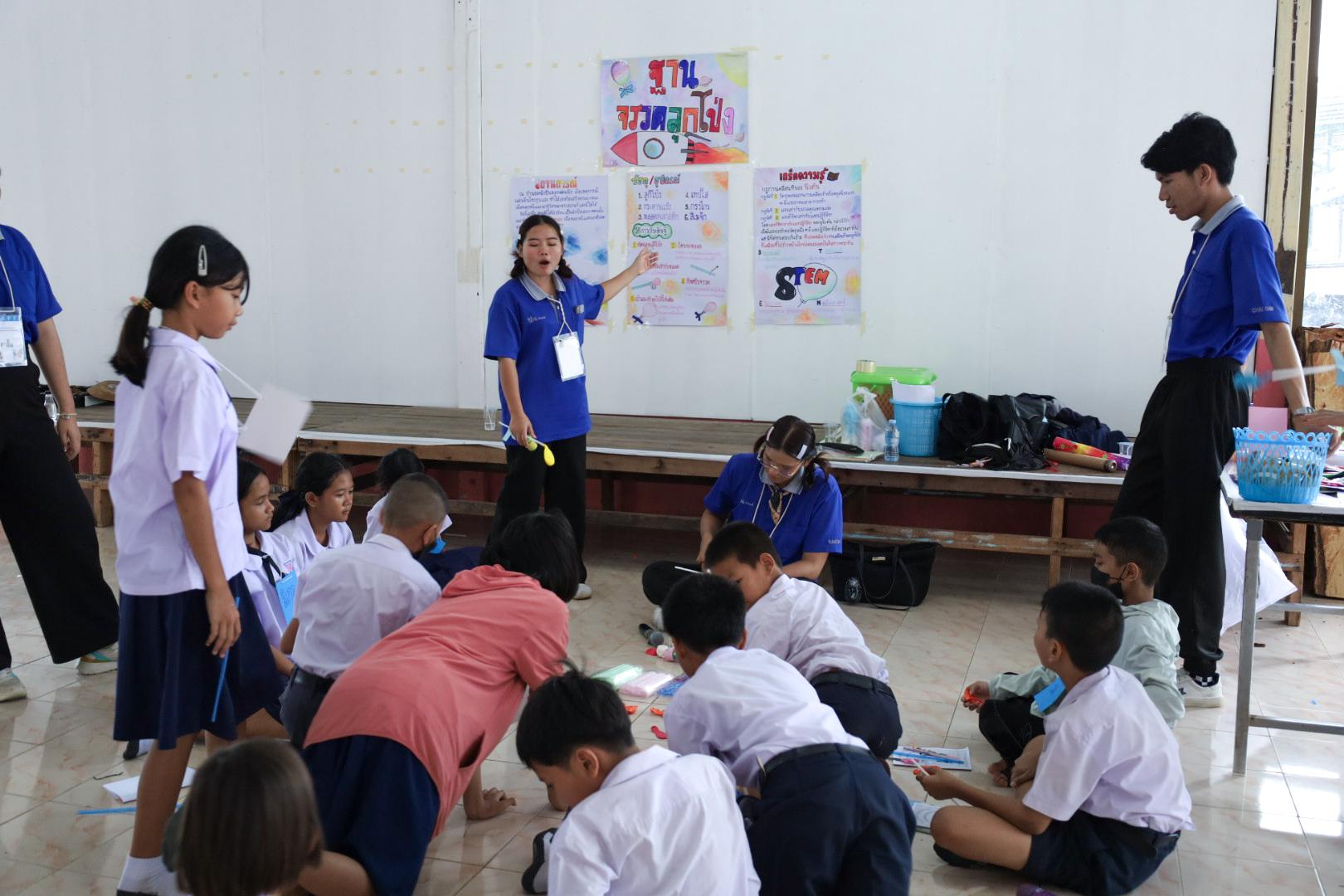 238. วันที่ 26 พฤศจิกายน 2567 ผศ. ศุภวัฒน์ วิสิฐศิริกุล ดร. ธิดารัตน์ พรหมมาและ ผศ.ดร. ปราณี เลิศแก้ว ได้นำนักศึกษาชั้นปีที่ 3 จัดค่ายสเต็มศึกษา (STEM) ณ โรงเรียนอนุบาลคลองขลุง ต.ท่ามะเขือ อ.คลองขลุง จ.กำแพงเพชร