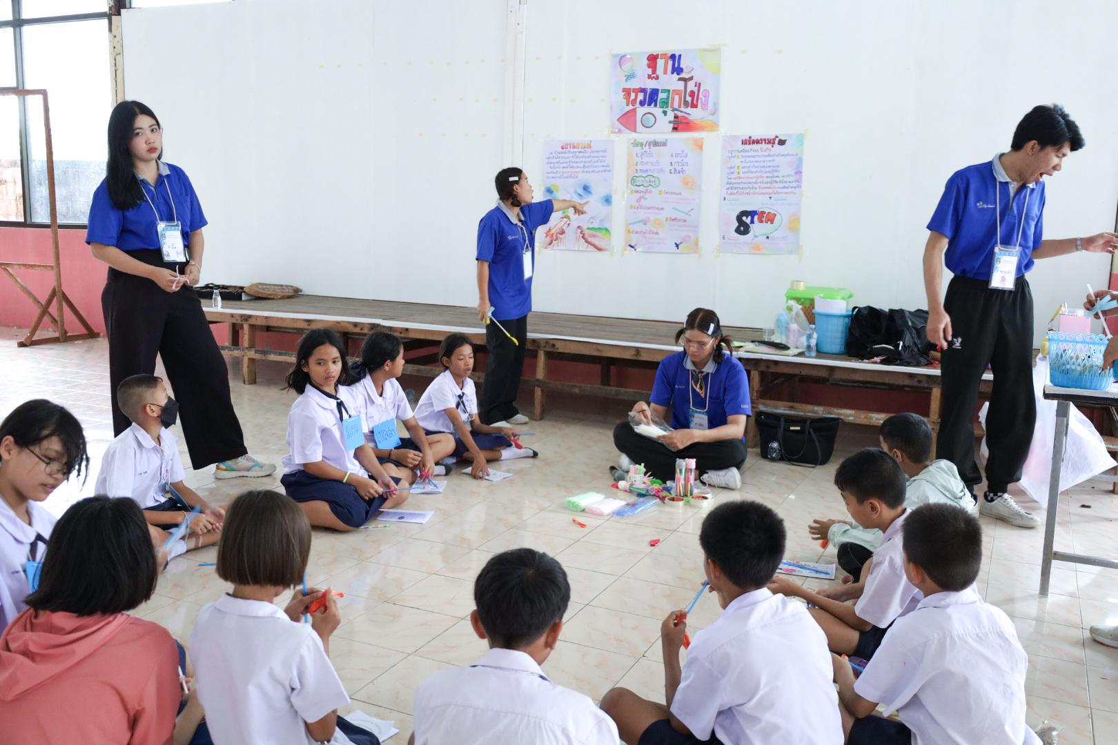 239. วันที่ 26 พฤศจิกายน 2567 ผศ. ศุภวัฒน์ วิสิฐศิริกุล ดร. ธิดารัตน์ พรหมมาและ ผศ.ดร. ปราณี เลิศแก้ว ได้นำนักศึกษาชั้นปีที่ 3 จัดค่ายสเต็มศึกษา (STEM) ณ โรงเรียนอนุบาลคลองขลุง ต.ท่ามะเขือ อ.คลองขลุง จ.กำแพงเพชร